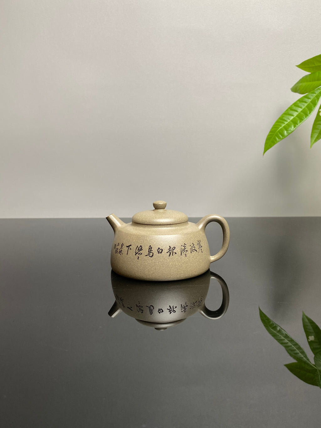 陈宏林大师传世巅峰臻品【溪山逸渡壶】收藏送礼·双绝重器! ——原矿优质松华青段·120cc ——紫砂山水陶刻天花板·陈宏林亲工