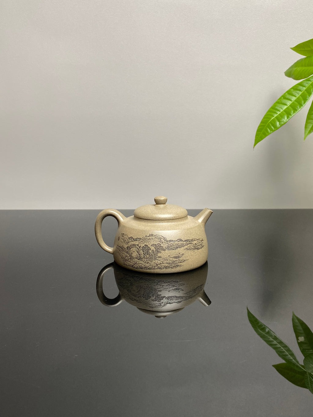 陈宏林大师传世巅峰臻品【溪山逸渡壶】收藏送礼·双绝重器! ——原矿优质松华青段·120cc ——紫砂山水陶刻天花板·陈宏林亲工