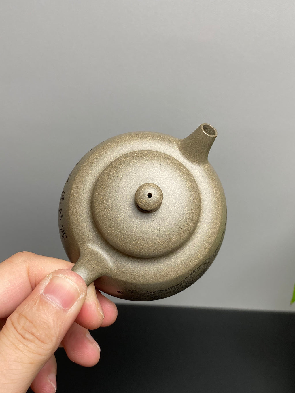 陈宏林大师传世巅峰臻品【溪山逸渡壶】收藏送礼·双绝重器! ——原矿优质松华青段·120cc ——紫砂山水陶刻天花板·陈宏林亲工