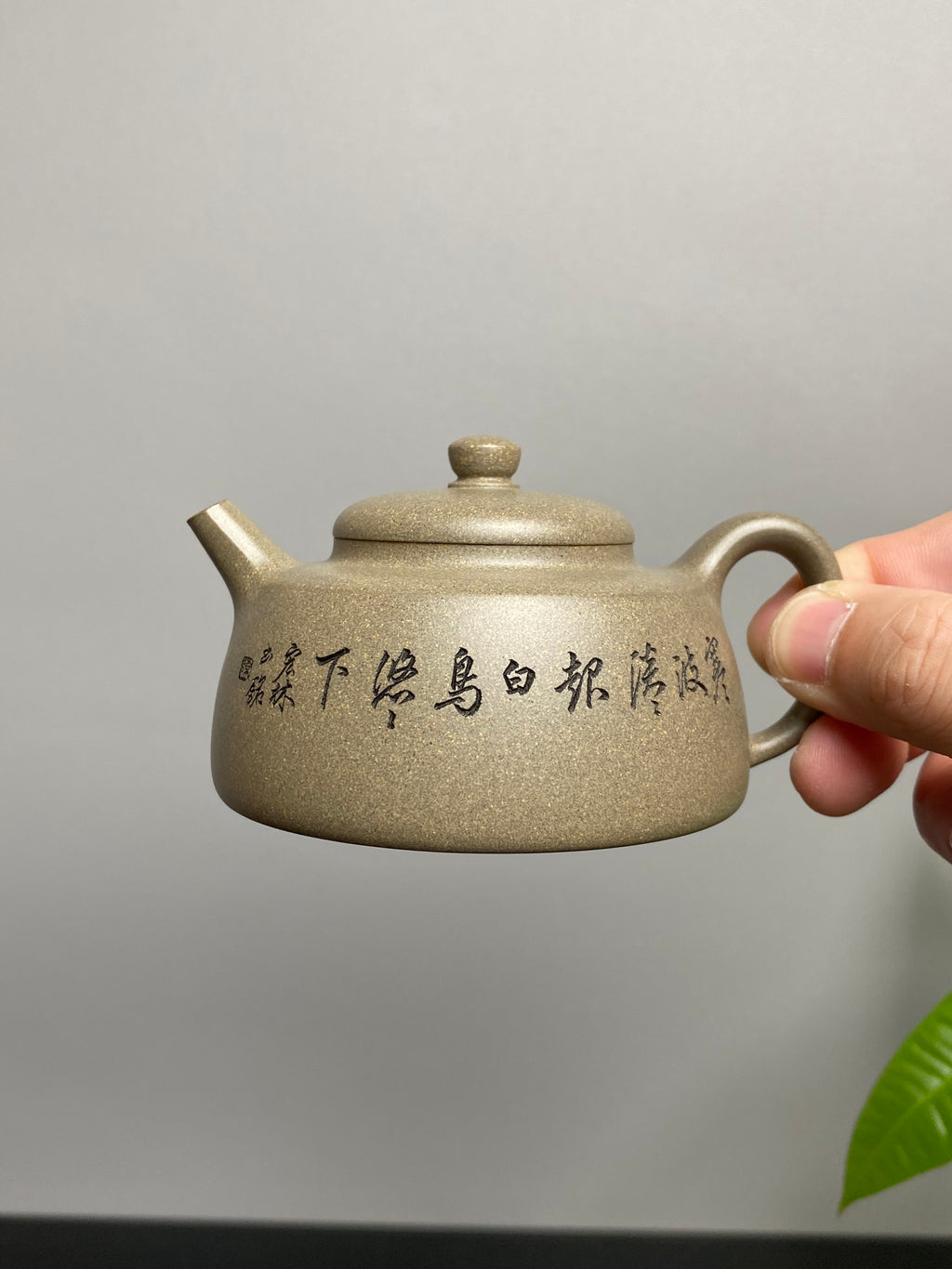 陈宏林大师传世巅峰臻品【溪山逸渡壶】收藏送礼·双绝重器! ——原矿优质松华青段·120cc ——紫砂山水陶刻天花板·陈宏林亲工