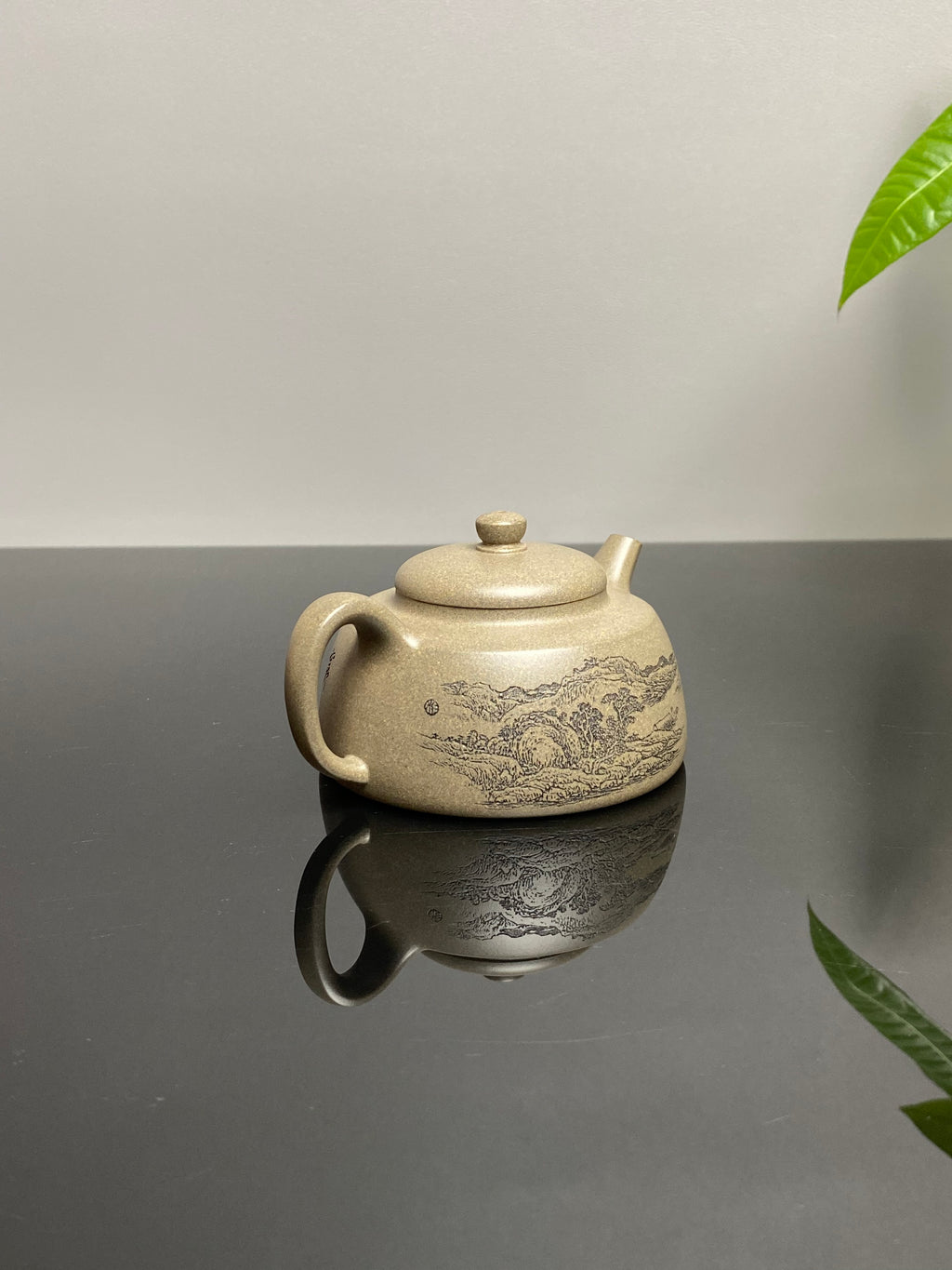 陈宏林大师传世巅峰臻品【溪山逸渡壶】收藏送礼·双绝重器! ——原矿优质松华青段·120cc ——紫砂山水陶刻天花板·陈宏林亲工
