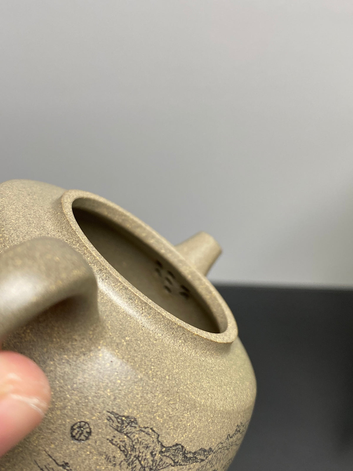 陈宏林大师传世巅峰臻品【溪山逸渡壶】收藏送礼·双绝重器! ——原矿优质松华青段·120cc ——紫砂山水陶刻天花板·陈宏林亲工