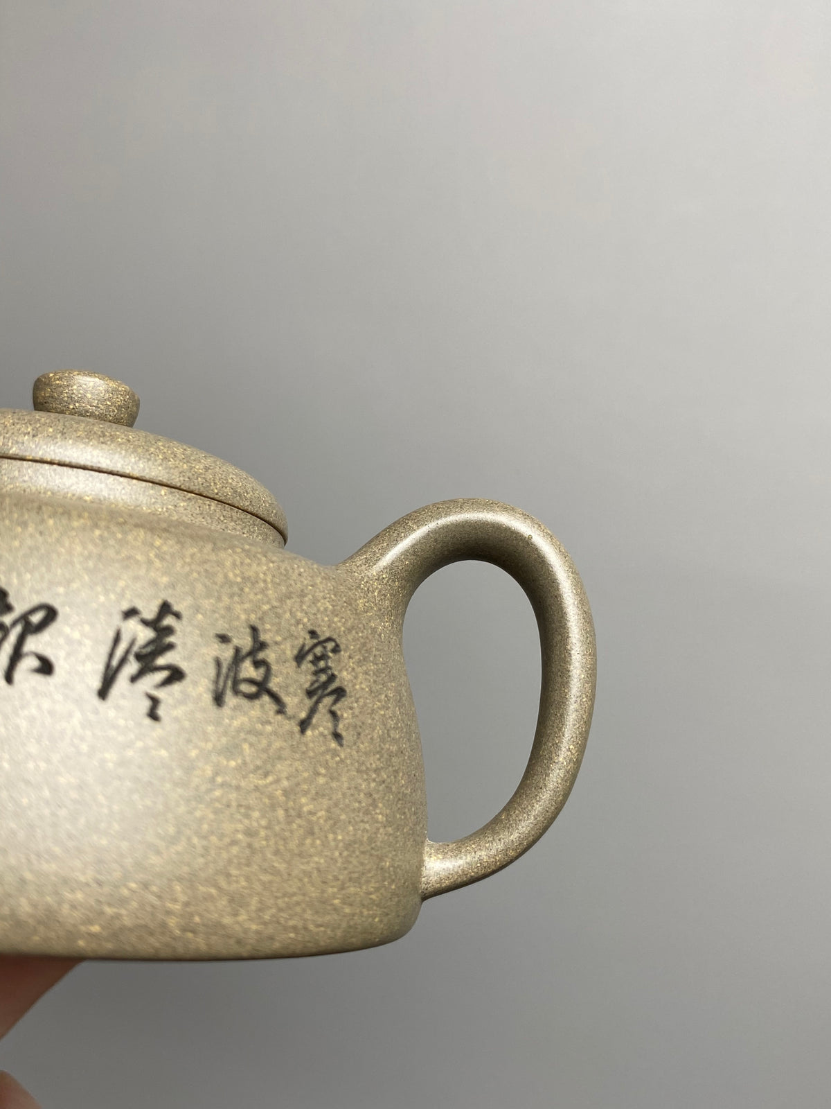 陈宏林大师传世巅峰臻品【溪山逸渡壶】收藏送礼·双绝重器! ——原矿优质松华青段·120cc ——紫砂山水陶刻天花板·陈宏林亲工