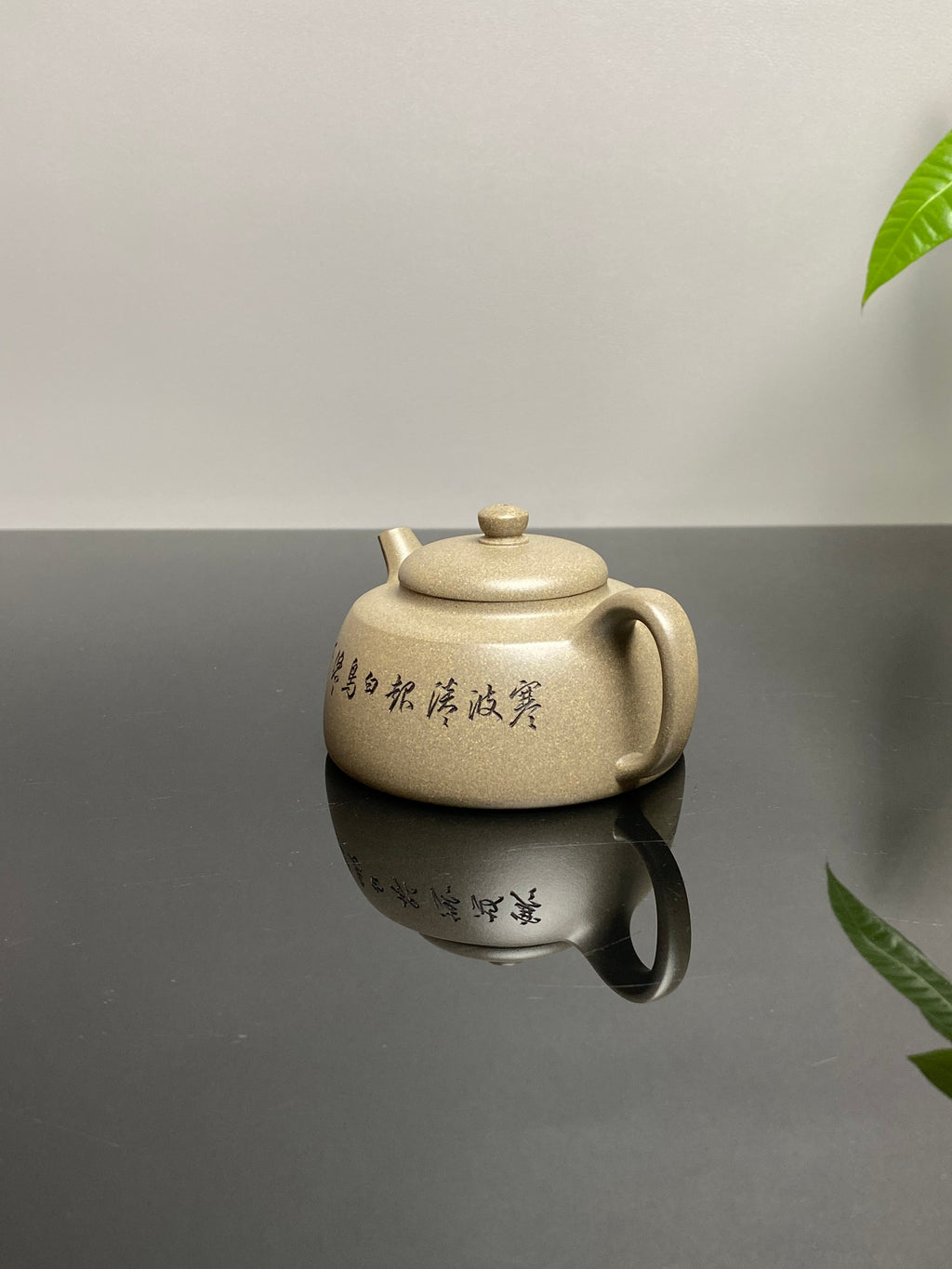 陈宏林大师传世巅峰臻品【溪山逸渡壶】收藏送礼·双绝重器! ——原矿优质松华青段·120cc ——紫砂山水陶刻天花板·陈宏林亲工