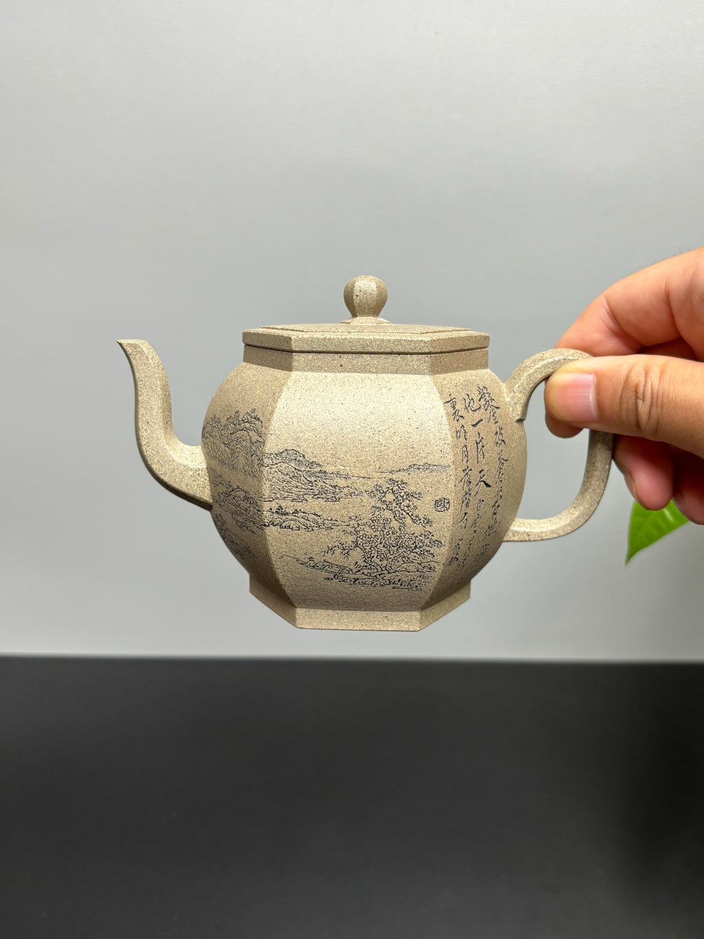 陈宏林大师传世巅峰臻品【六方宫灯壶】收藏送礼·双绝重器! ——原矿优质芝麻段·300cc ——紫砂山水陶刻天花板·陈宏林亲工