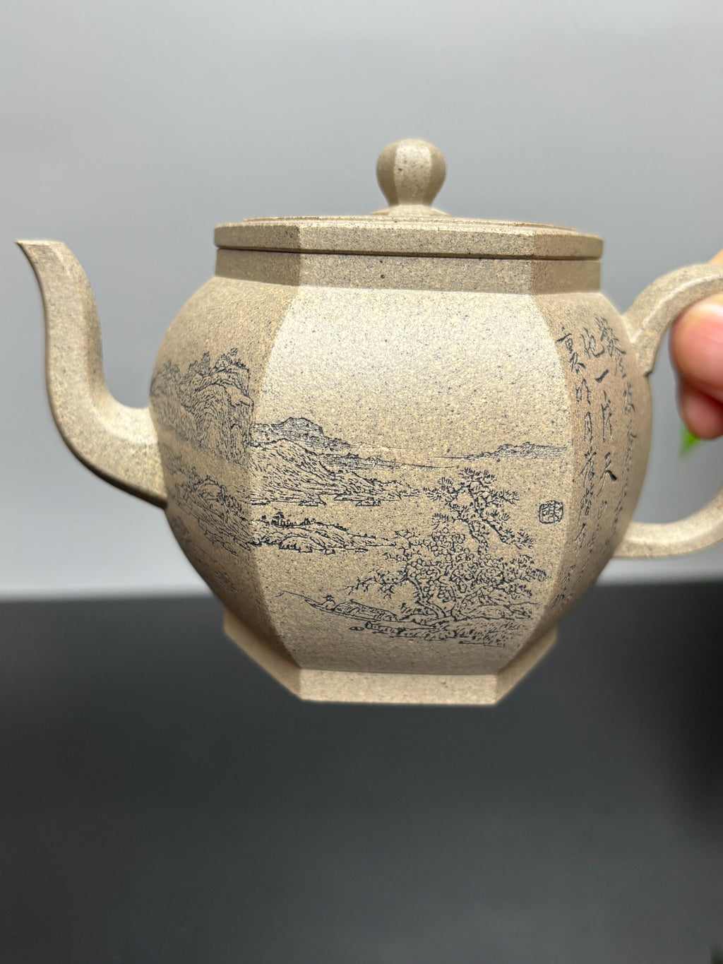 陈宏林大师传世巅峰臻品【六方宫灯壶】收藏送礼·双绝重器! ——原矿优质芝麻段·300cc ——紫砂山水陶刻天花板·陈宏林亲工