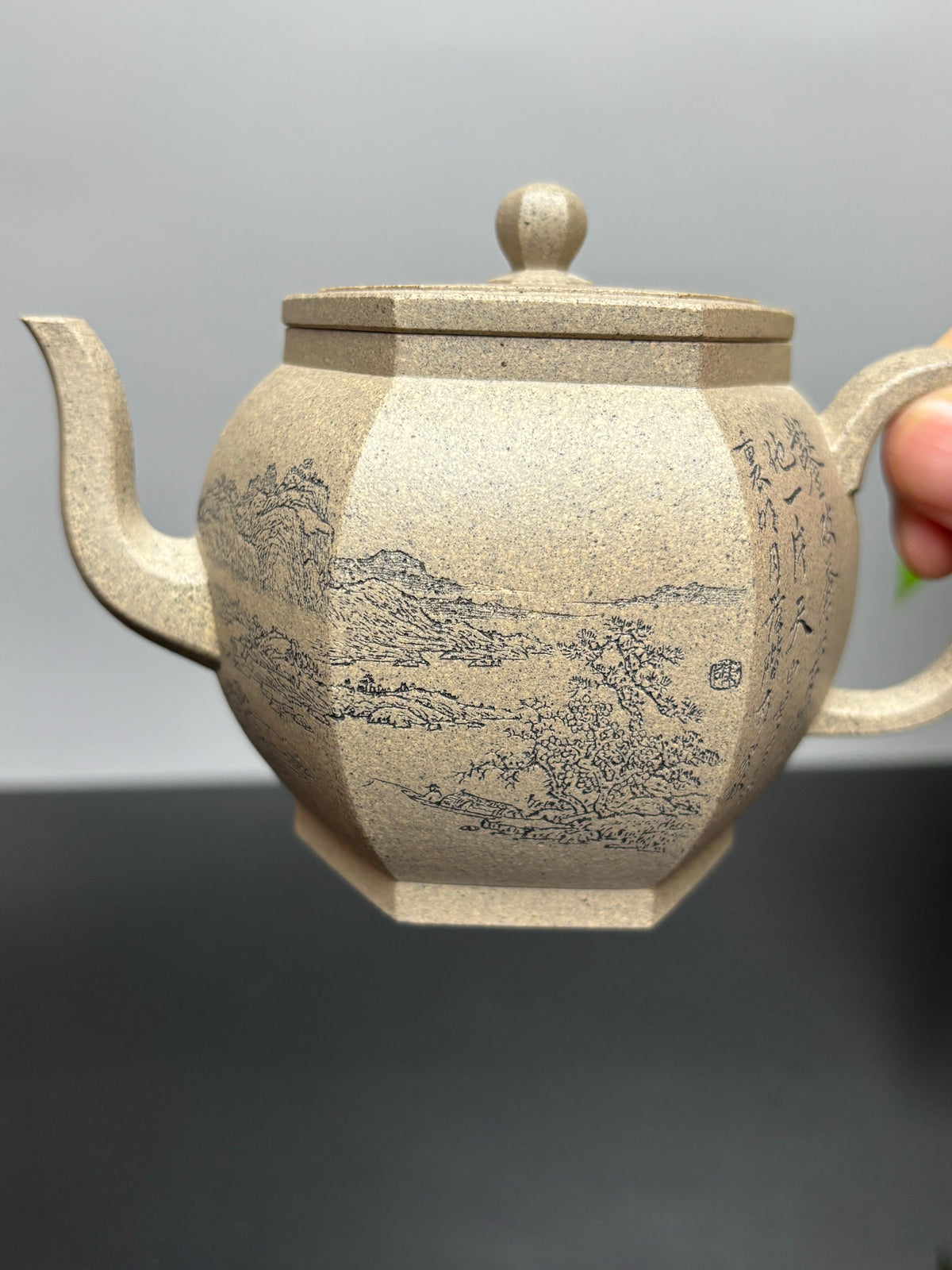 陈宏林大师传世巅峰臻品【六方宫灯壶】收藏送礼·双绝重器! ——原矿优质芝麻段·300cc ——紫砂山水陶刻天花板·陈宏林亲工