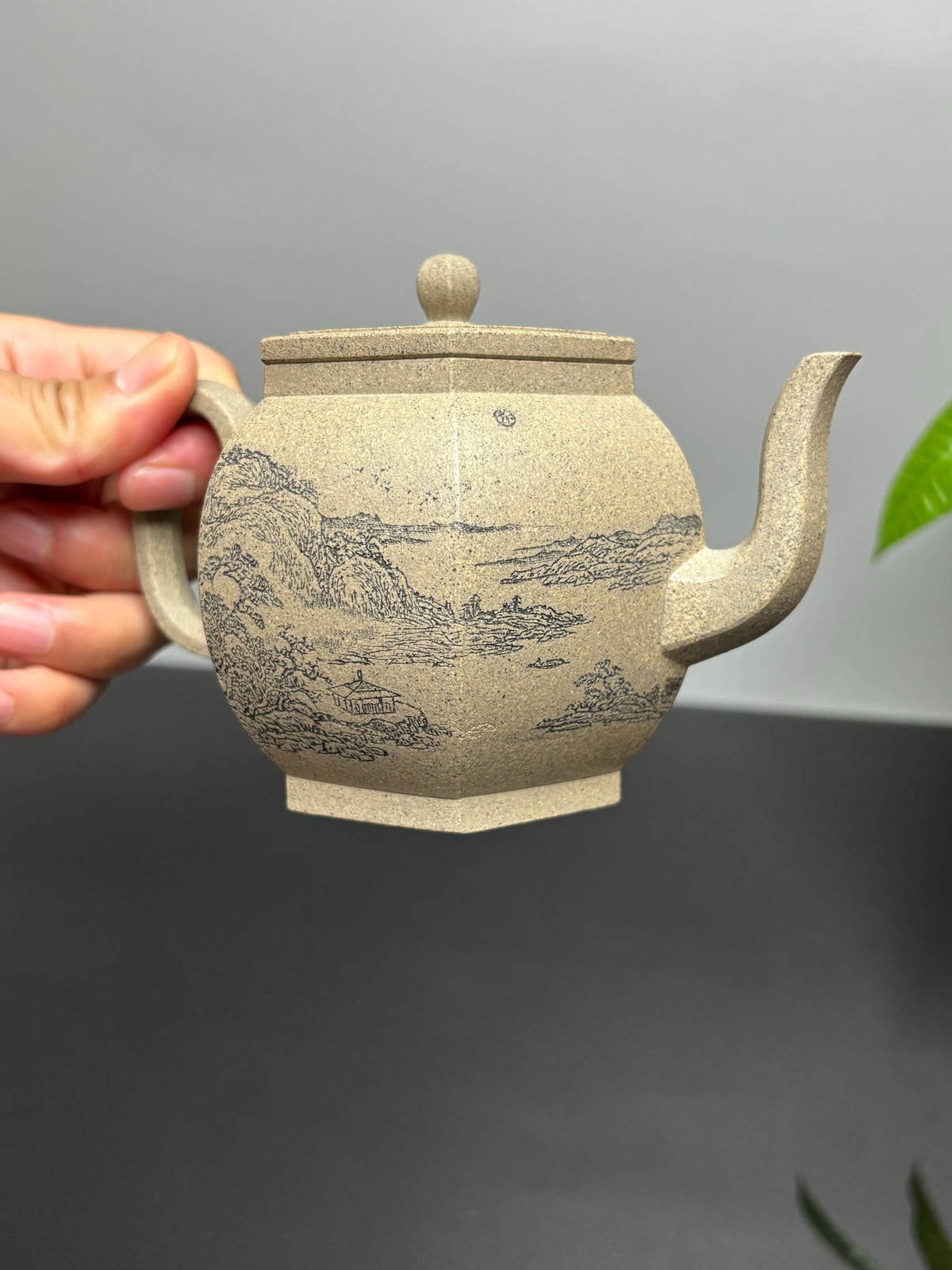 陈宏林大师传世巅峰臻品【六方宫灯壶】收藏送礼·双绝重器! ——原矿优质芝麻段·300cc ——紫砂山水陶刻天花板·陈宏林亲工