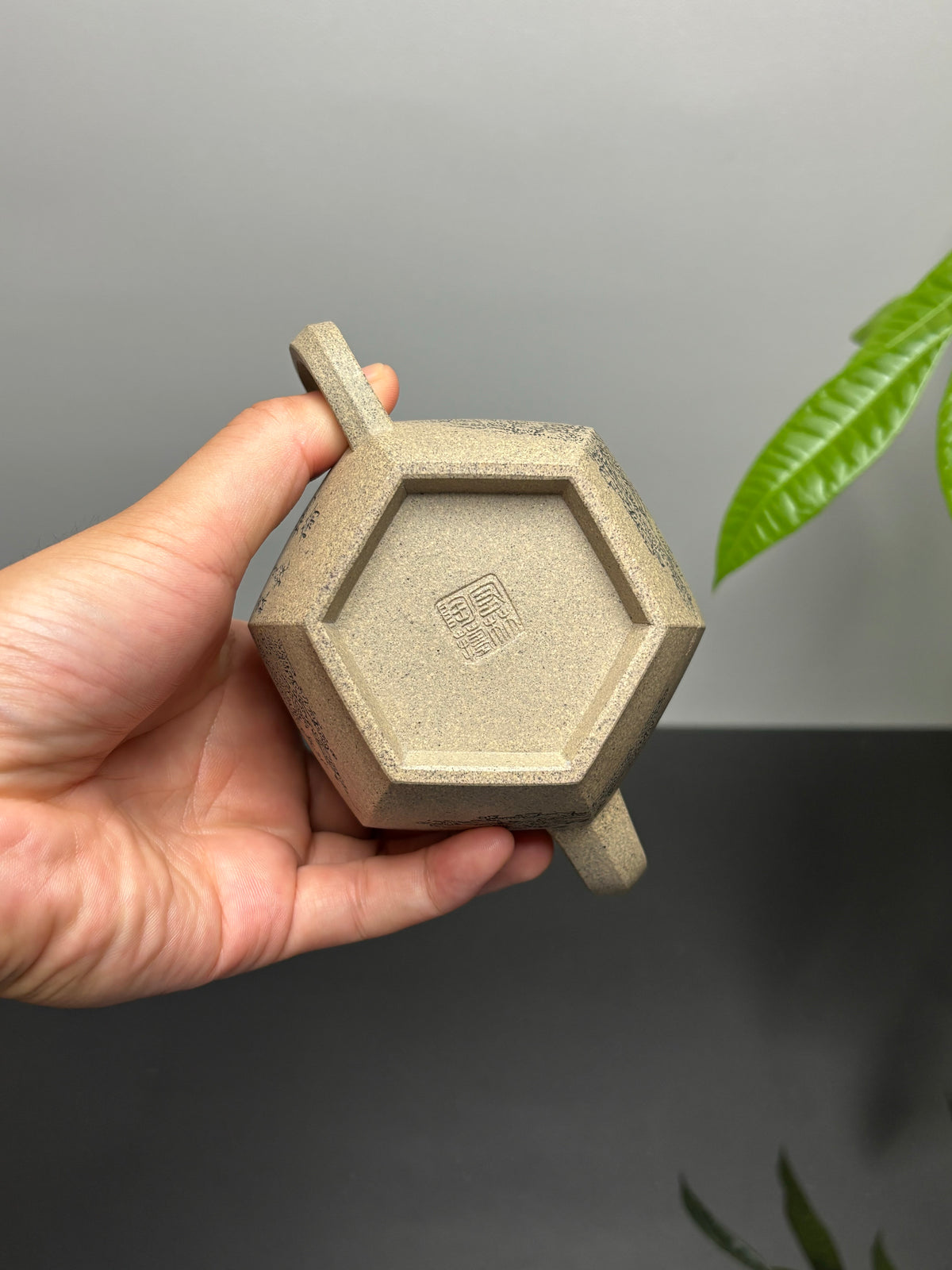 陈宏林大师传世巅峰臻品【六方宫灯壶】收藏送礼·双绝重器! ——原矿优质芝麻段·300cc ——紫砂山水陶刻天花板·陈宏林亲工