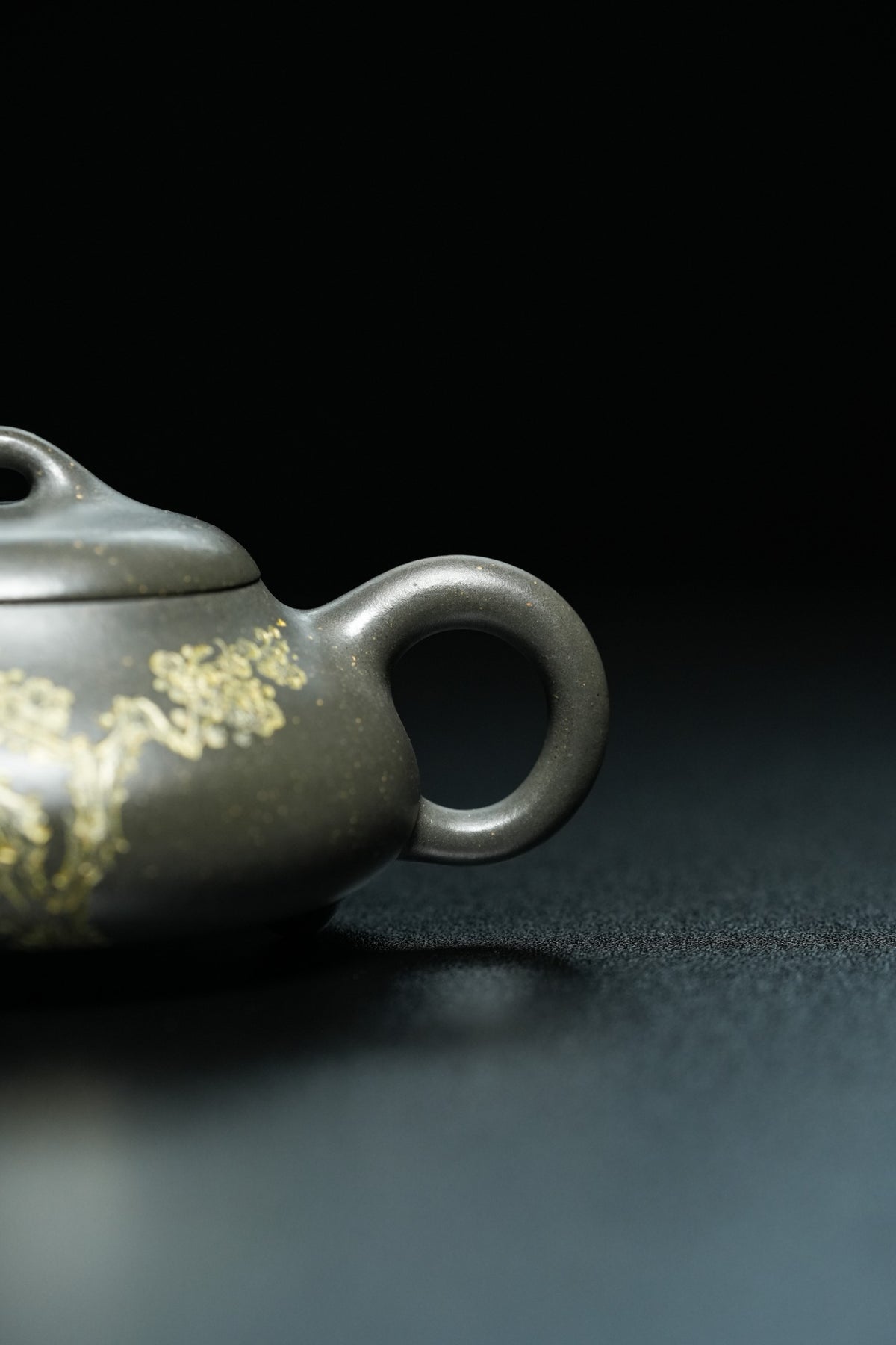 储立之大师传世典藏重器《三足矮石瓢》是礼藏双宜首选的高端艺术品！  ——原矿优质 雪花青·280cc ——江苏省工艺美术大师·储立之 之作