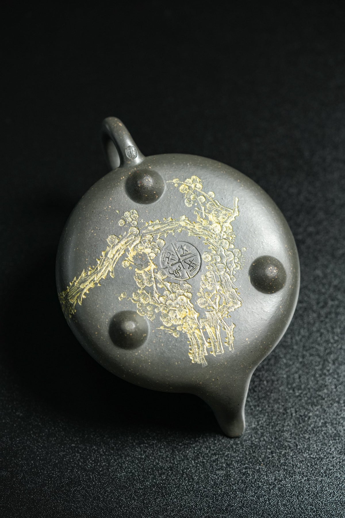 储立之大师传世典藏重器《三足矮石瓢》是礼藏双宜首选的高端艺术品！  ——原矿优质 雪花青·280cc ——江苏省工艺美术大师·储立之 之作