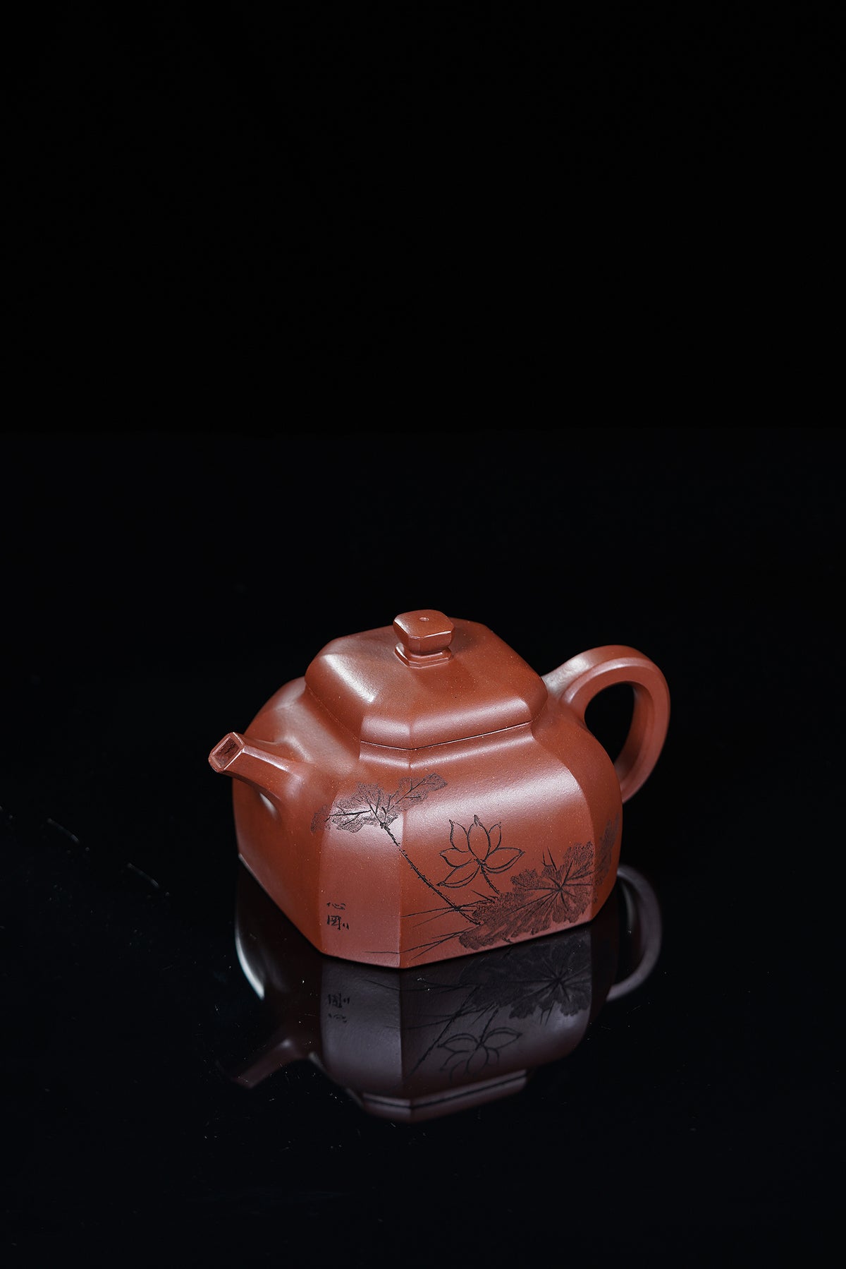 储立之大师传世典藏重器《四方抽角壶》是礼藏双宜首选的高端艺术品！  ——原矿优质 紫泥·300cc ——江苏省工艺美术大师·储立之 之作