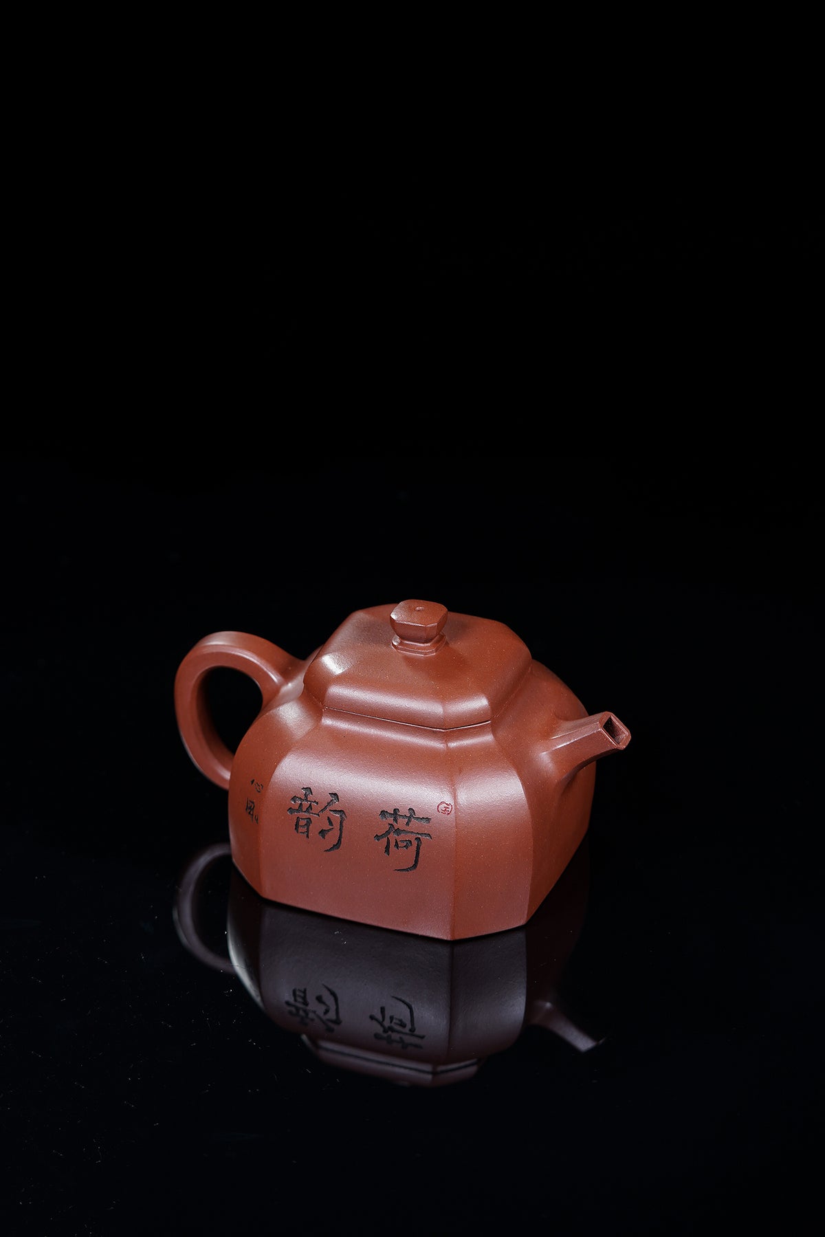 储立之大师传世典藏重器《四方抽角壶》是礼藏双宜首选的高端艺术品！  ——原矿优质 紫泥·300cc ——江苏省工艺美术大师·储立之 之作