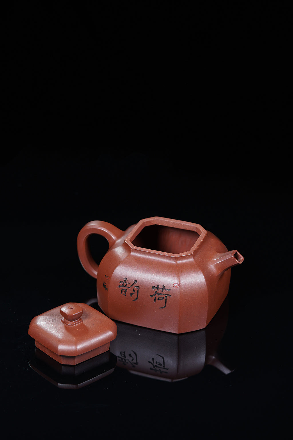 储立之大师传世典藏重器《四方抽角壶》是礼藏双宜首选的高端艺术品！  ——原矿优质 紫泥·300cc ——江苏省工艺美术大师·储立之 之作
