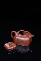 储立之大师传世典藏重器《四方抽角壶》是礼藏双宜首选的高端艺术品！  ——原矿优质 紫泥·300cc ——江苏省工艺美术大师·储立之 之作