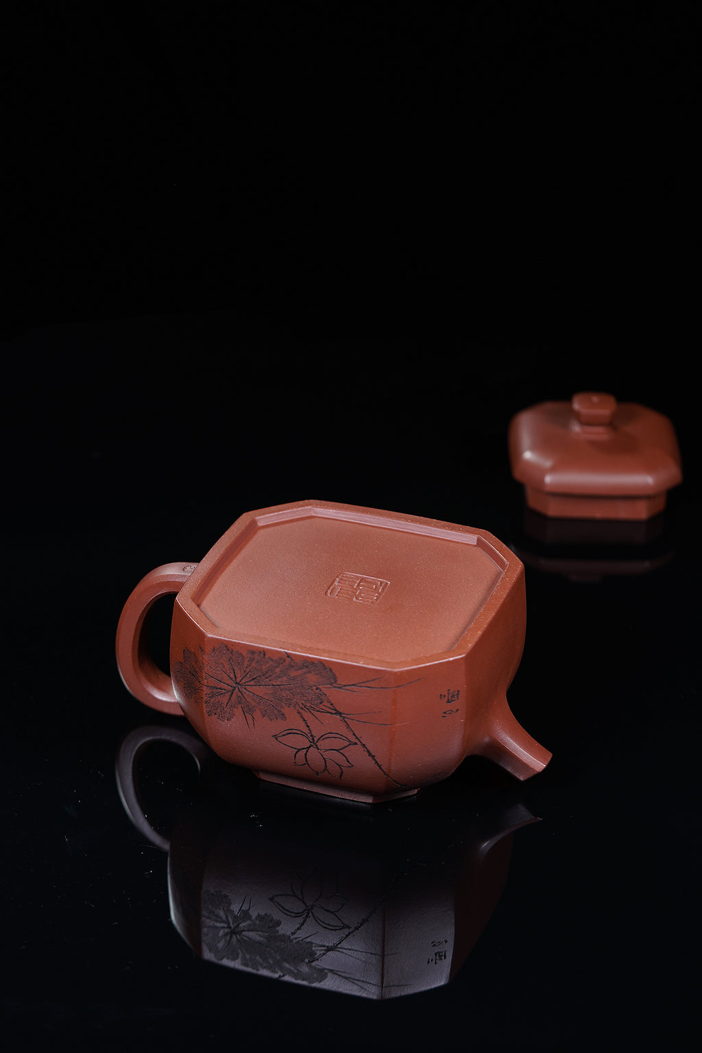 储立之大师传世典藏重器《四方抽角壶》是礼藏双宜首选的高端艺术品！  ——原矿优质 紫泥·300cc ——江苏省工艺美术大师·储立之 之作