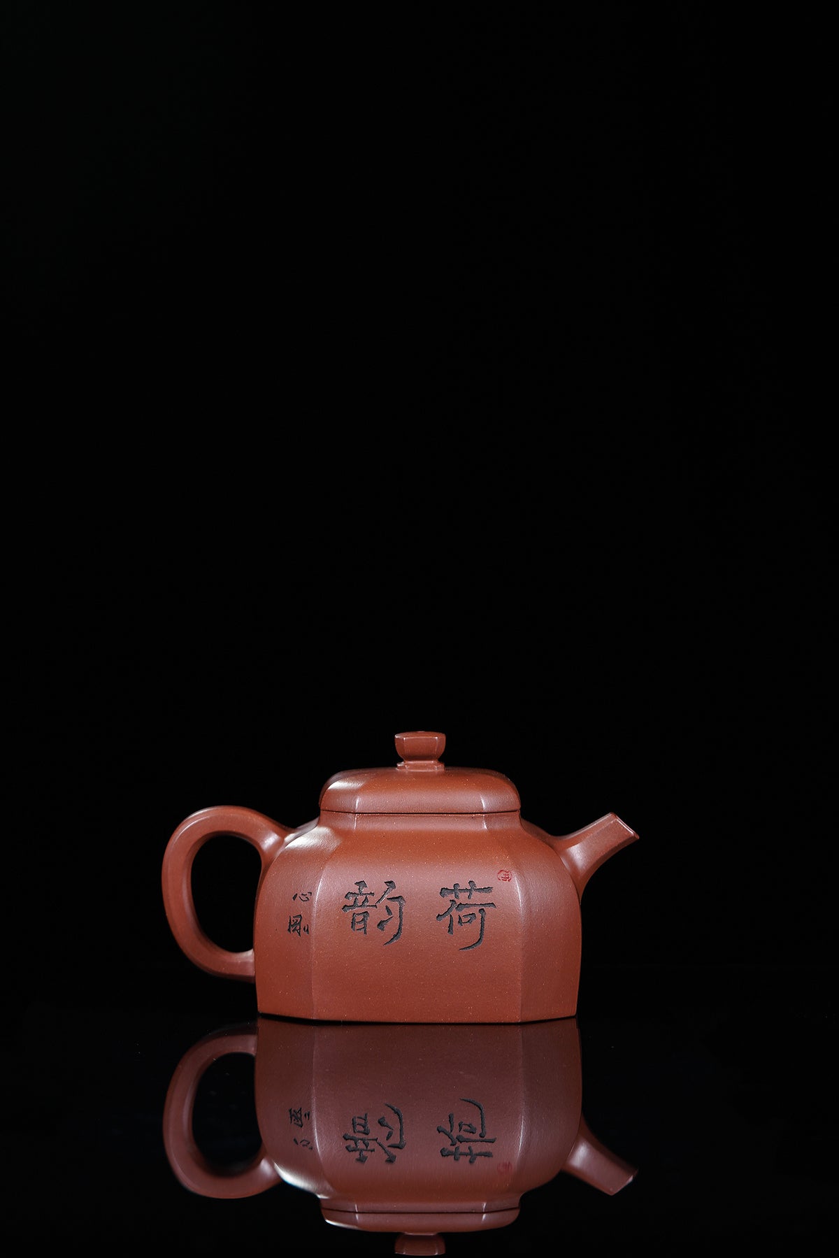 储立之大师传世典藏重器《四方抽角壶》是礼藏双宜首选的高端艺术品！  ——原矿优质 紫泥·300cc ——江苏省工艺美术大师·储立之 之作