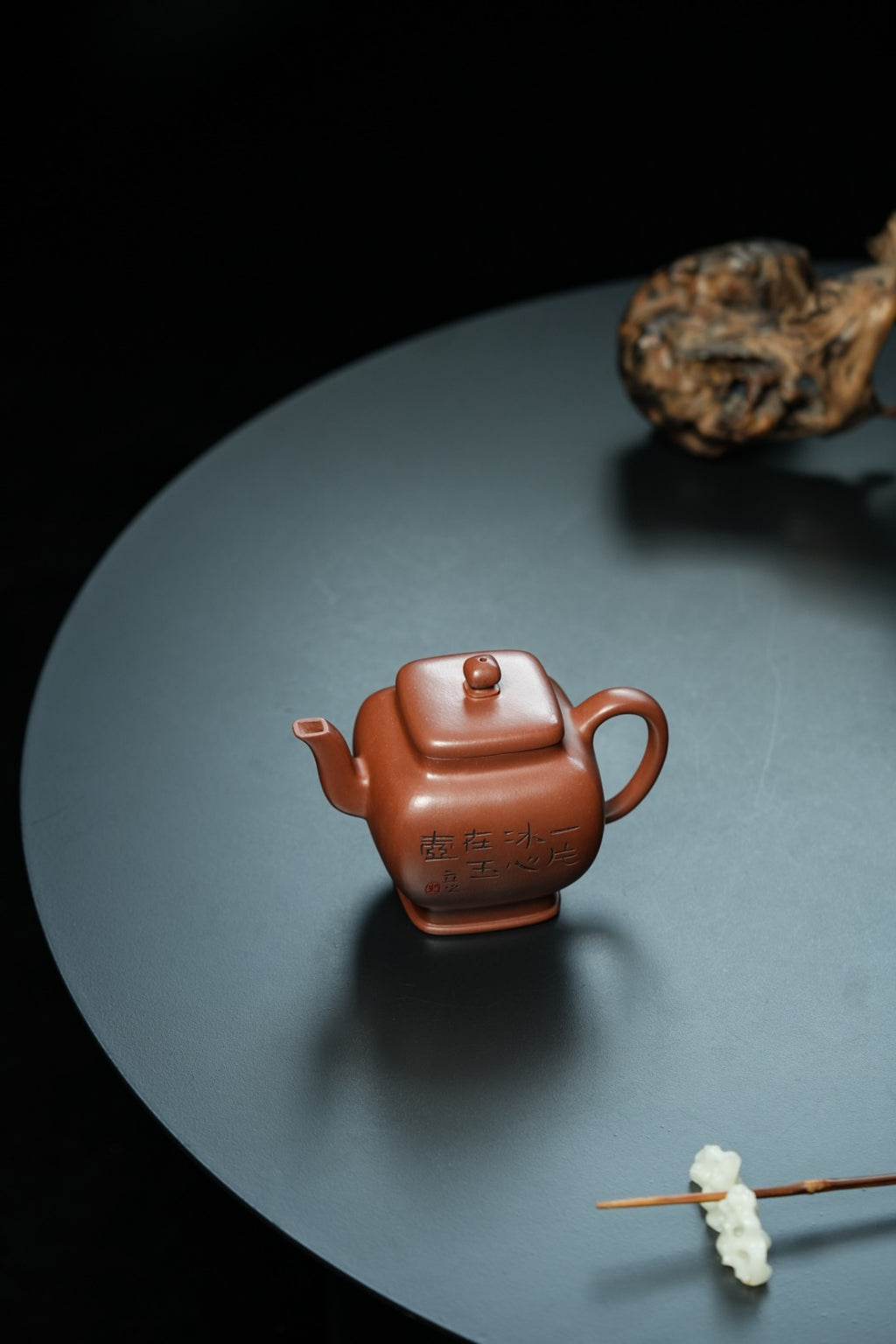 储立之大师传世典藏重器《四方华灯壶》是礼藏双宜首选的高端艺术品！  ——原矿优质 紫泥·400cc ——江苏省工艺美术大师·储立之 之作