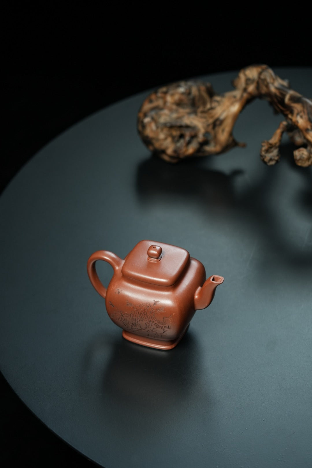 储立之大师传世典藏重器《四方华灯壶》是礼藏双宜首选的高端艺术品！  ——原矿优质 紫泥·400cc ——江苏省工艺美术大师·储立之 之作