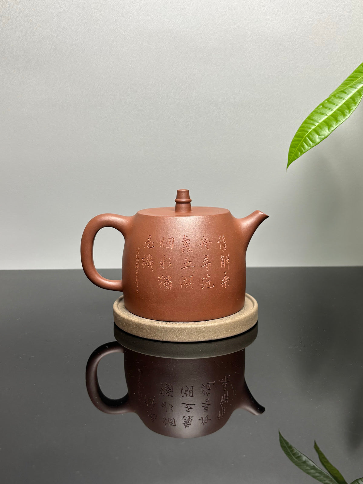 紫砂界彩刻山水第一人·李峰巅峰臻品《大汉铎壶》礼藏双绝 传世重器！  ——原矿优质底槽清·500cc ——著名紫砂彩刻艺术家·李峰亲工