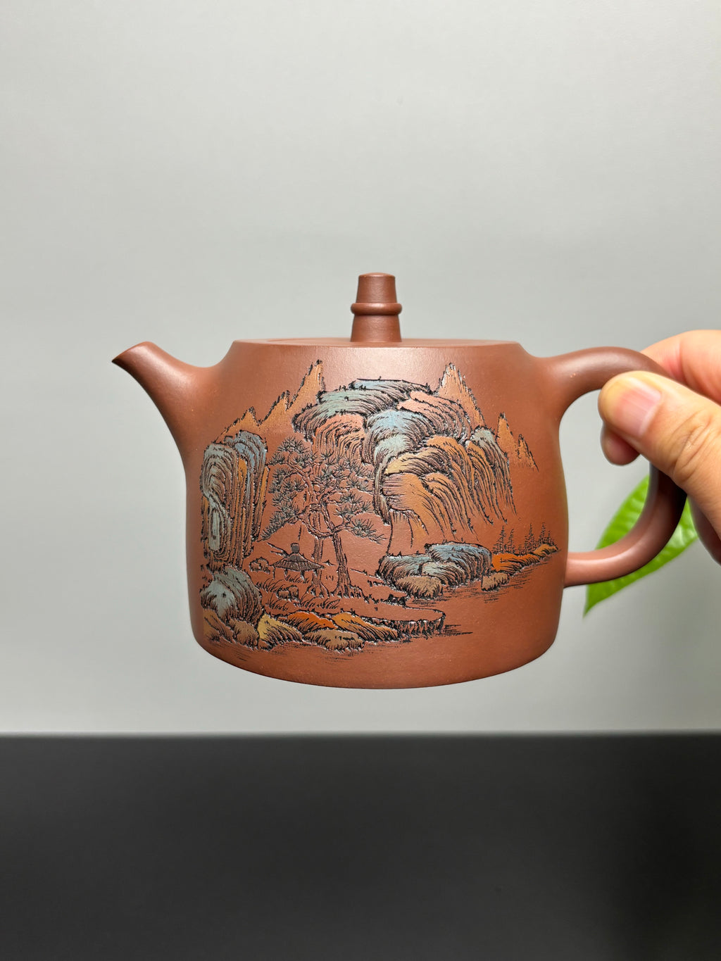 紫砂界彩刻山水第一人·李峰巅峰臻品《大汉铎壶》礼藏双绝 传世重器！  ——原矿优质底槽清·500cc ——著名紫砂彩刻艺术家·李峰亲工