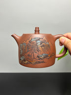 紫砂界彩刻山水第一人·李峰巅峰臻品《大汉铎壶》礼藏双绝 传世重器！  ——原矿优质底槽清·500cc ——著名紫砂彩刻艺术家·李峰亲工