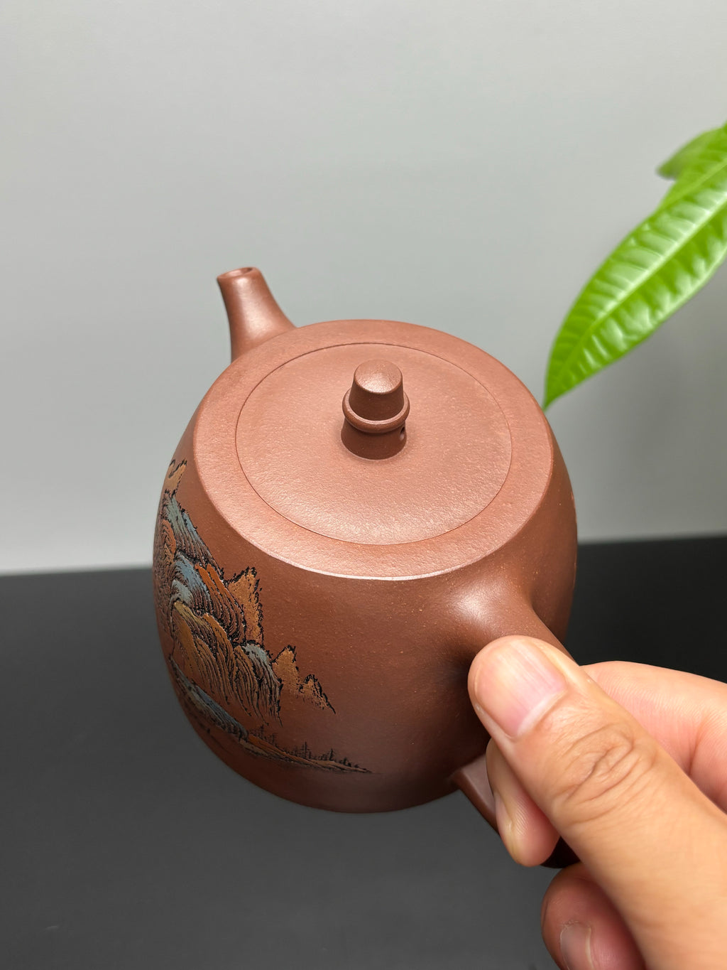 紫砂界彩刻山水第一人·李峰巅峰臻品《大汉铎壶》礼藏双绝 传世重器！  ——原矿优质底槽清·500cc ——著名紫砂彩刻艺术家·李峰亲工