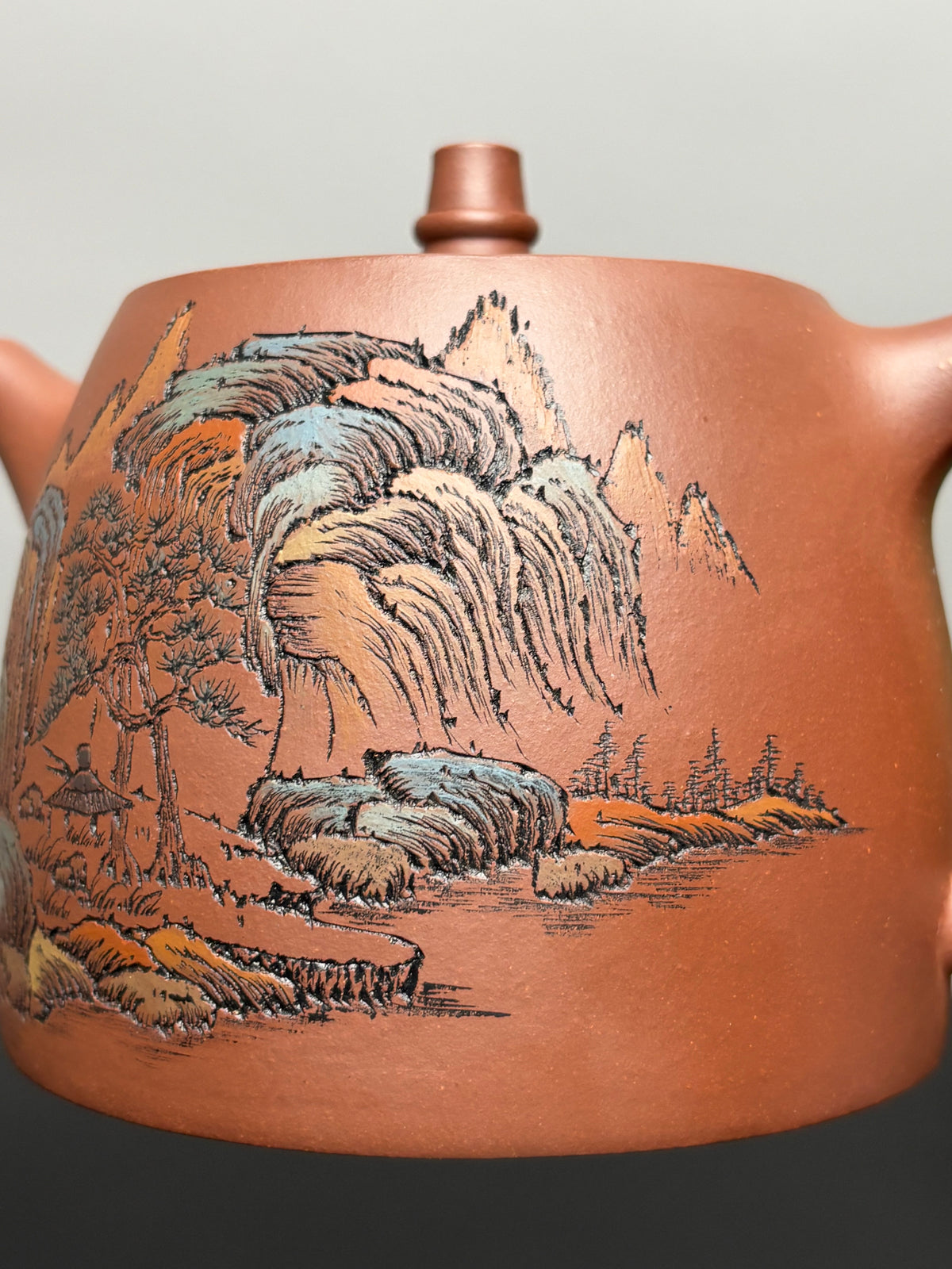 紫砂界彩刻山水第一人·李峰巅峰臻品《大汉铎壶》礼藏双绝 传世重器！  ——原矿优质底槽清·500cc ——著名紫砂彩刻艺术家·李峰亲工