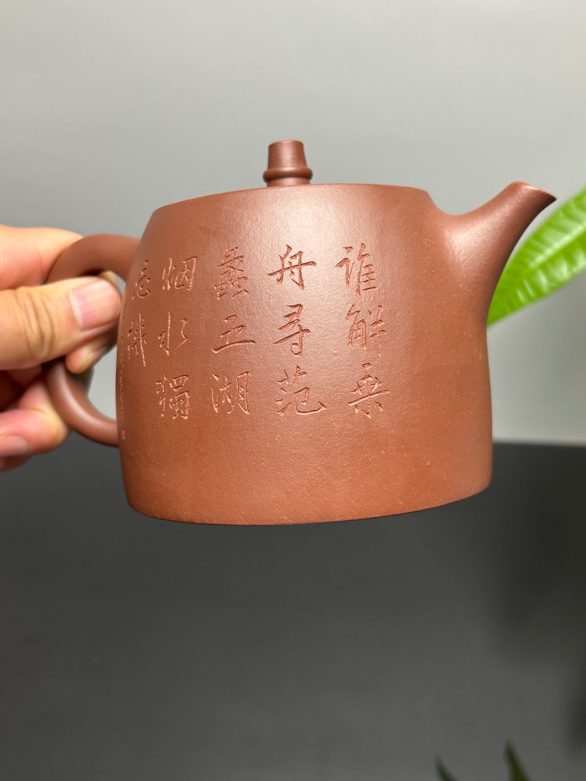 紫砂界彩刻山水第一人·李峰巅峰臻品《大汉铎壶》礼藏双绝 传世重器！  ——原矿优质底槽清·500cc ——著名紫砂彩刻艺术家·李峰亲工