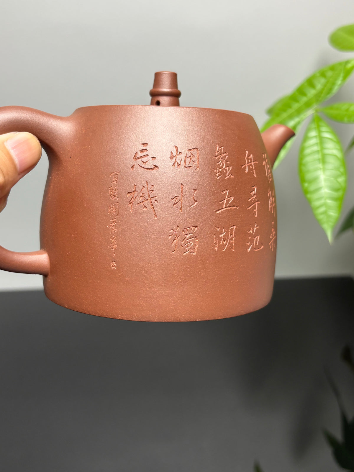 紫砂界彩刻山水第一人·李峰巅峰臻品《大汉铎壶》礼藏双绝 传世重器！  ——原矿优质底槽清·500cc ——著名紫砂彩刻艺术家·李峰亲工