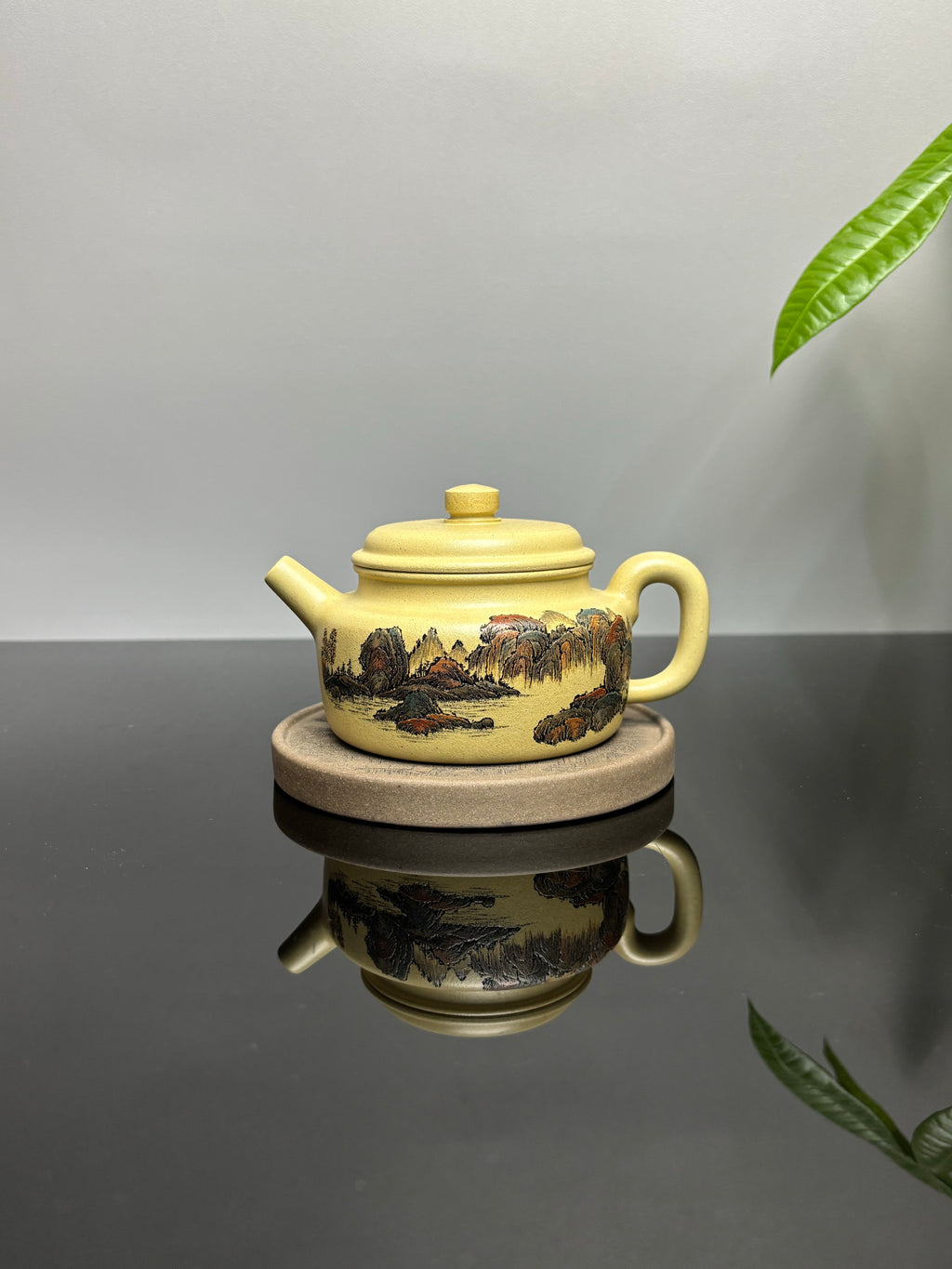 紫砂界彩刻山水第一人·李峰巅峰臻品《德钟壶》礼藏双绝 传世重器！  ——原矿优质本山绿泥·260cc ——著名紫砂彩刻艺术家·李峰亲工