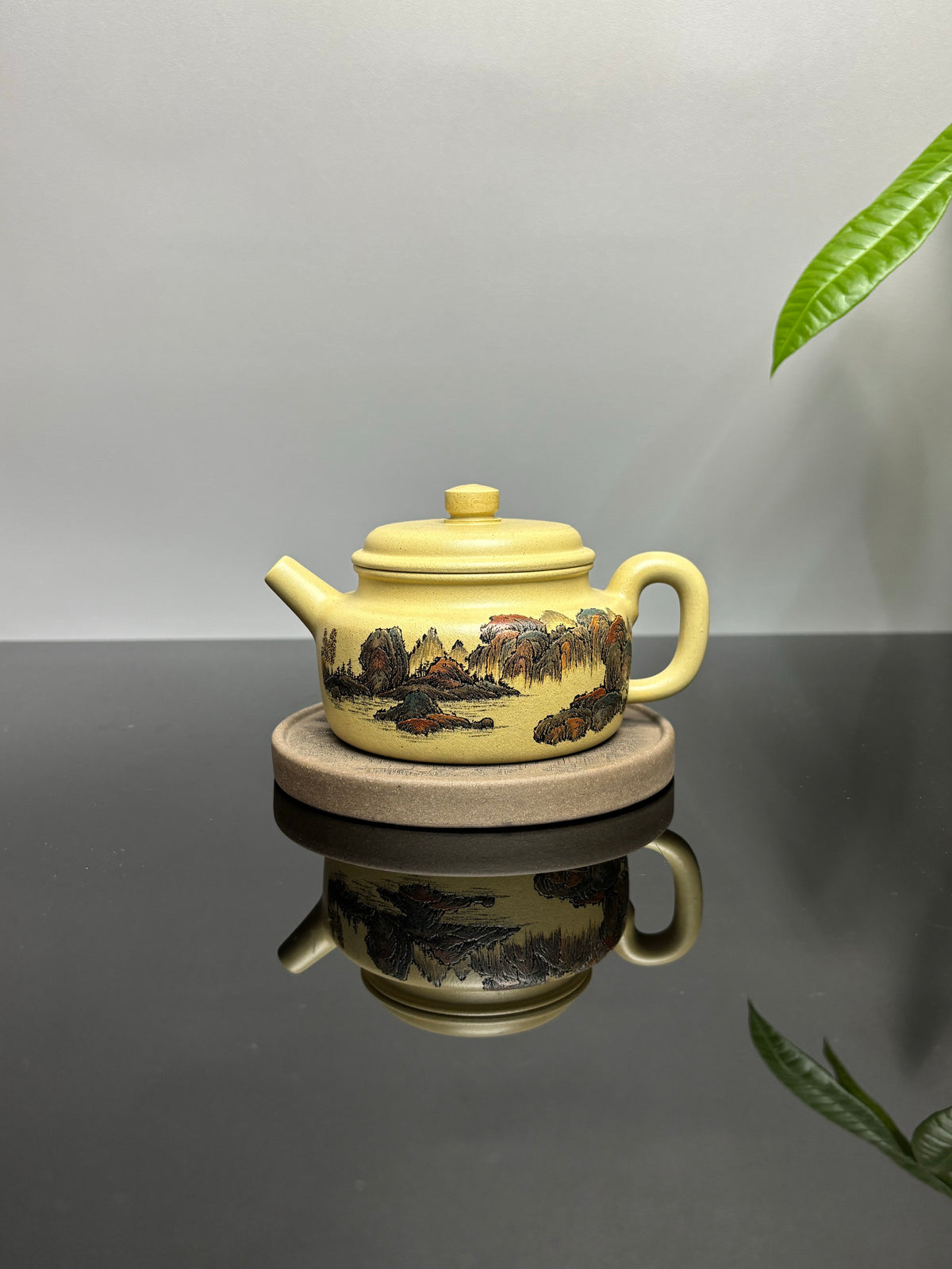 紫砂界彩刻山水第一人·李峰巅峰臻品《德钟壶》礼藏双绝 传世重器！  ——原矿优质本山绿泥·260cc ——著名紫砂彩刻艺术家·李峰亲工