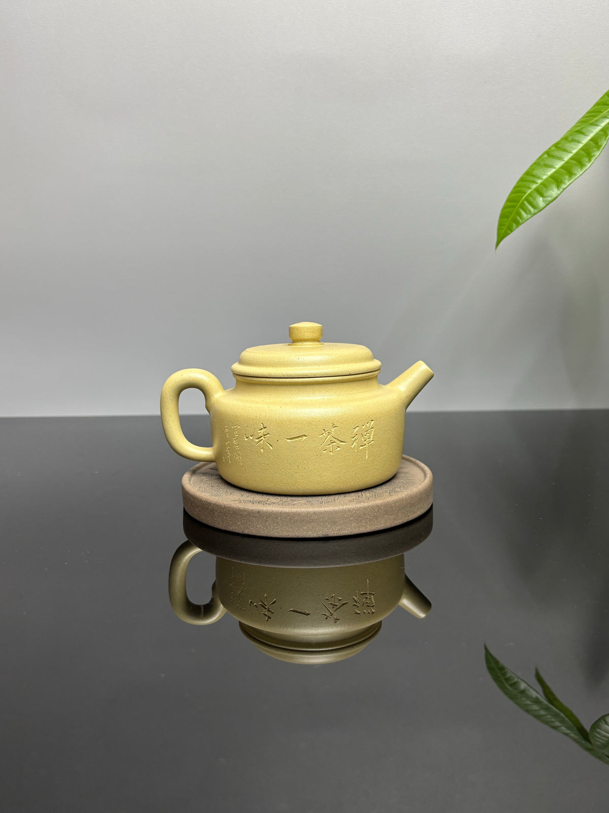 紫砂界彩刻山水第一人·李峰巅峰臻品《德钟壶》礼藏双绝 传世重器！  ——原矿优质本山绿泥·260cc ——著名紫砂彩刻艺术家·李峰亲工