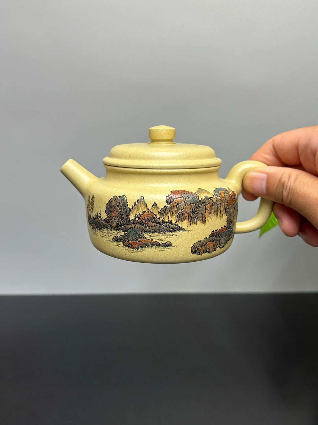 紫砂界彩刻山水第一人·李峰巅峰臻品《德钟壶》礼藏双绝 传世重器！  ——原矿优质本山绿泥·260cc ——著名紫砂彩刻艺术家·李峰亲工
