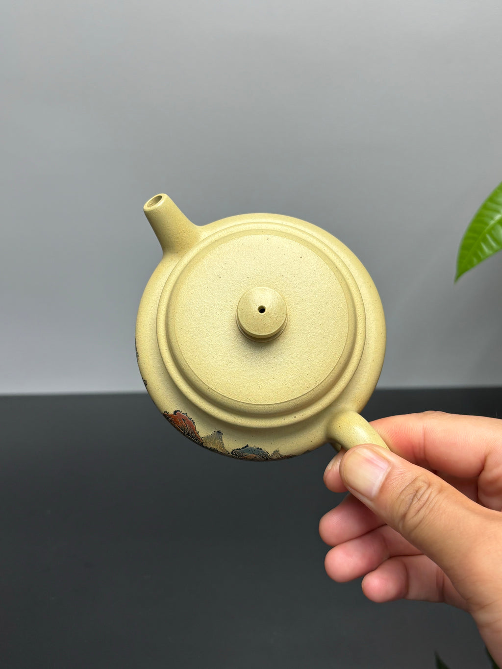 紫砂界彩刻山水第一人·李峰巅峰臻品《德钟壶》礼藏双绝 传世重器！  ——原矿优质本山绿泥·260cc ——著名紫砂彩刻艺术家·李峰亲工