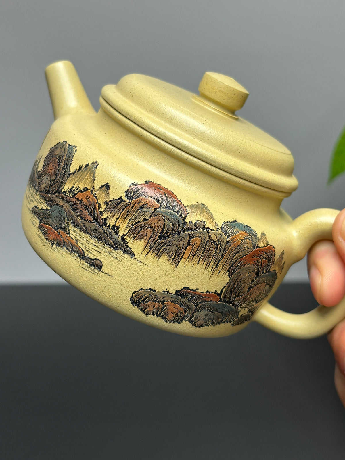 紫砂界彩刻山水第一人·李峰巅峰臻品《德钟壶》礼藏双绝 传世重器！  ——原矿优质本山绿泥·260cc ——著名紫砂彩刻艺术家·李峰亲工