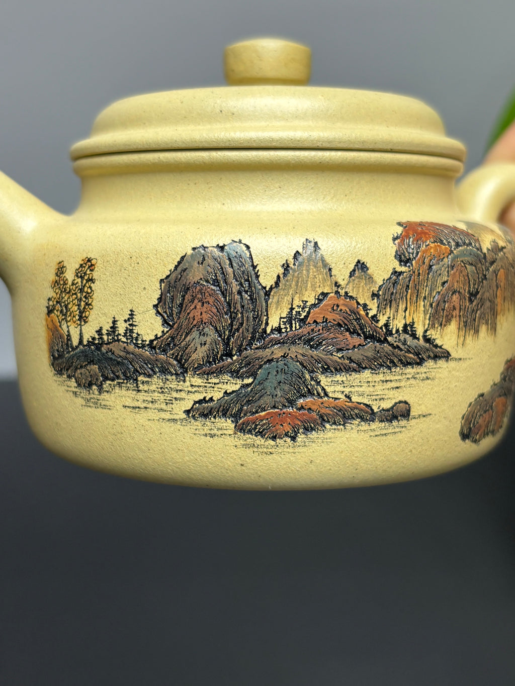 紫砂界彩刻山水第一人·李峰巅峰臻品《德钟壶》礼藏双绝 传世重器！  ——原矿优质本山绿泥·260cc ——著名紫砂彩刻艺术家·李峰亲工