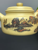 紫砂界彩刻山水第一人·李峰巅峰臻品《德钟壶》礼藏双绝 传世重器！  ——原矿优质本山绿泥·260cc ——著名紫砂彩刻艺术家·李峰亲工