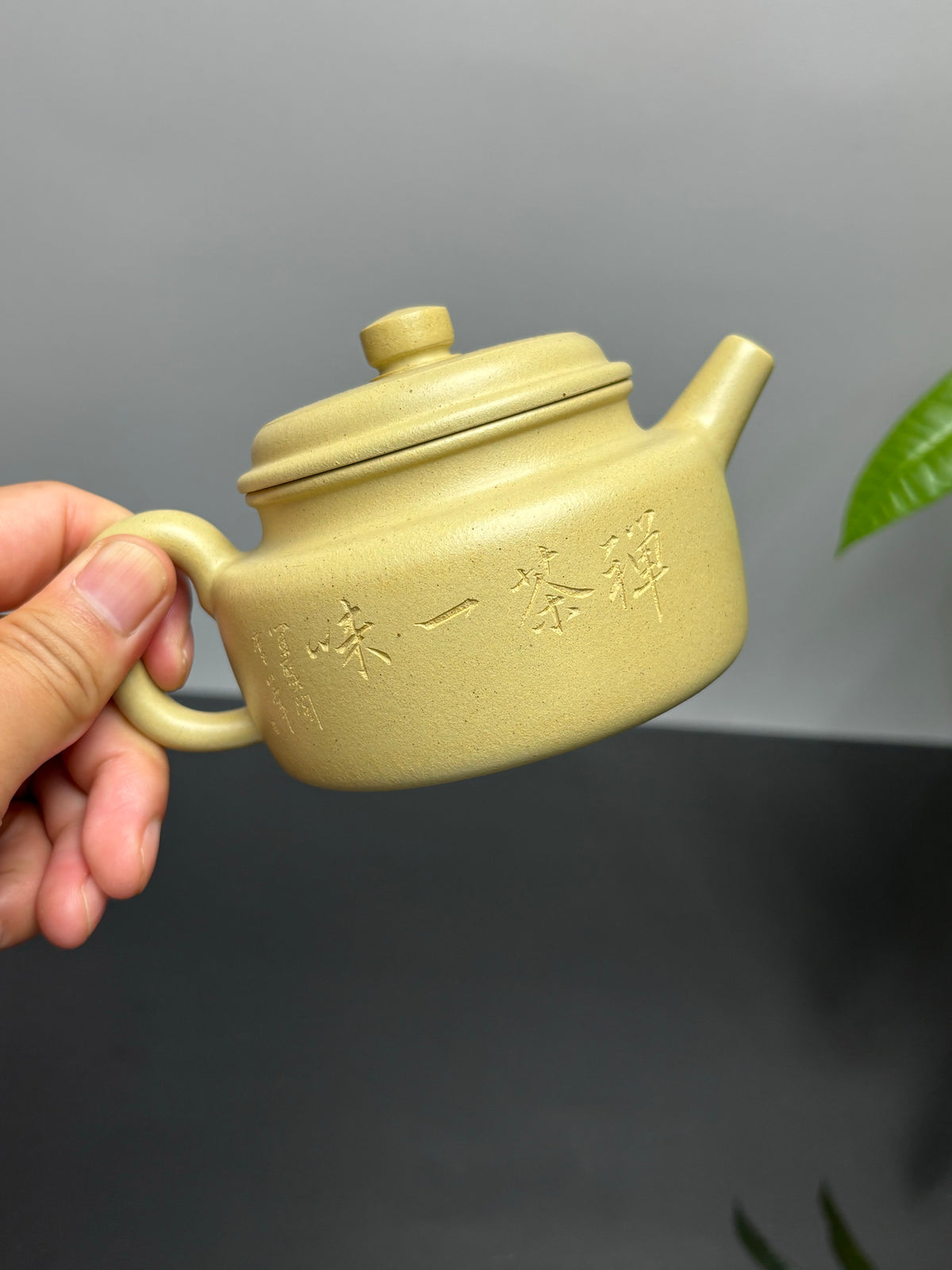 紫砂界彩刻山水第一人·李峰巅峰臻品《德钟壶》礼藏双绝 传世重器！  ——原矿优质本山绿泥·260cc ——著名紫砂彩刻艺术家·李峰亲工