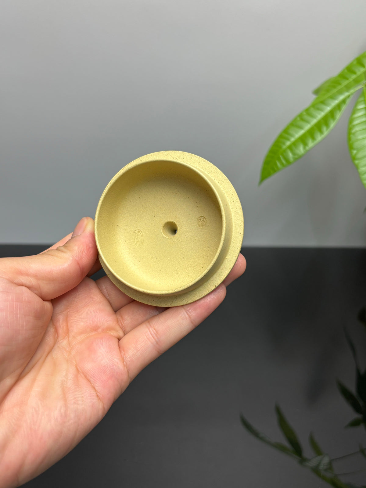 紫砂界彩刻山水第一人·李峰巅峰臻品《德钟壶》礼藏双绝 传世重器！  ——原矿优质本山绿泥·260cc ——著名紫砂彩刻艺术家·李峰亲工
