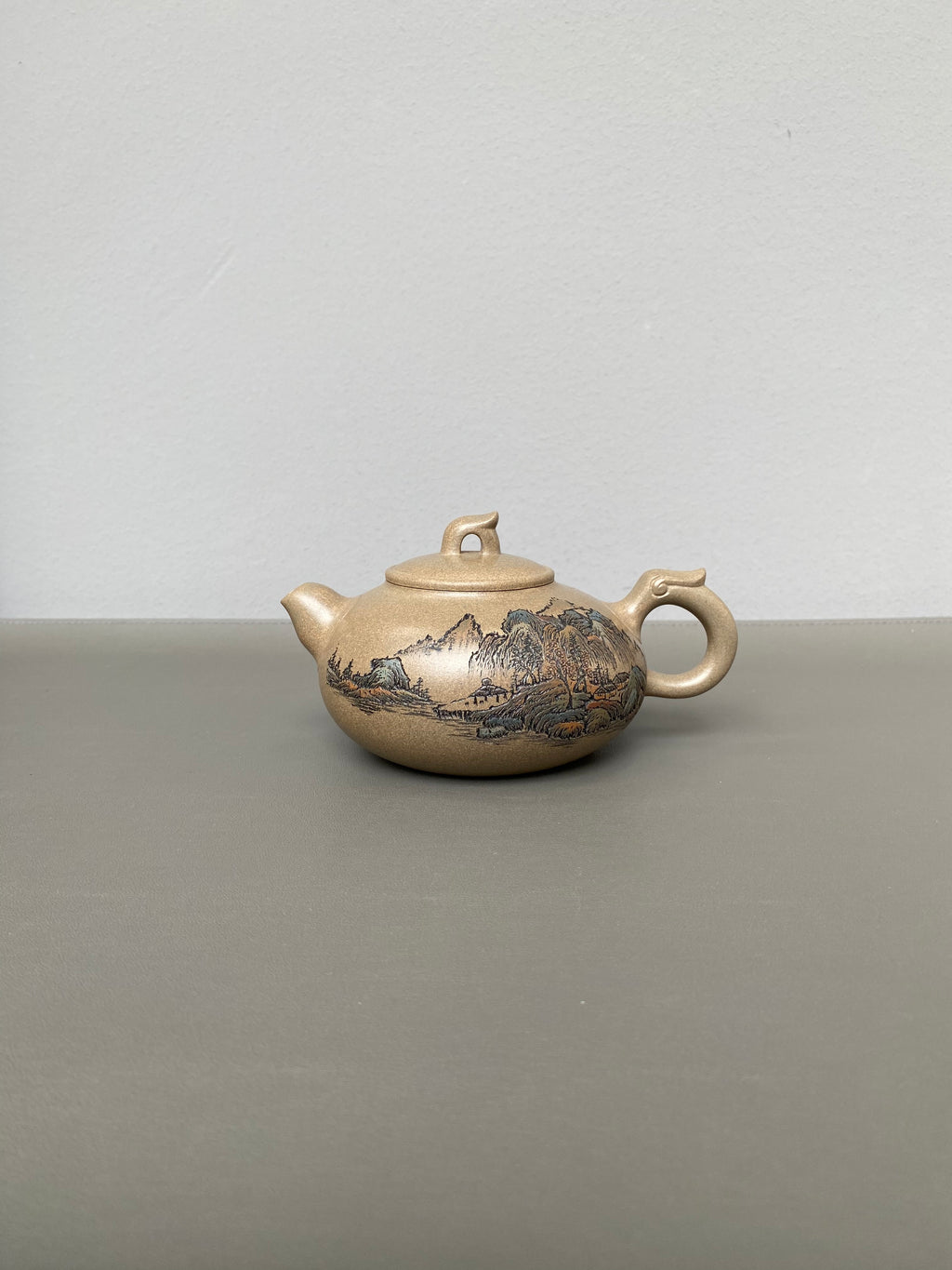 紫砂界彩刻山水标杆·李峰臻品《玉龙壶》礼藏双绝 传世重器！  ——原矿优质青段·320cc ——著名紫砂彩刻艺术家·李峰亲工