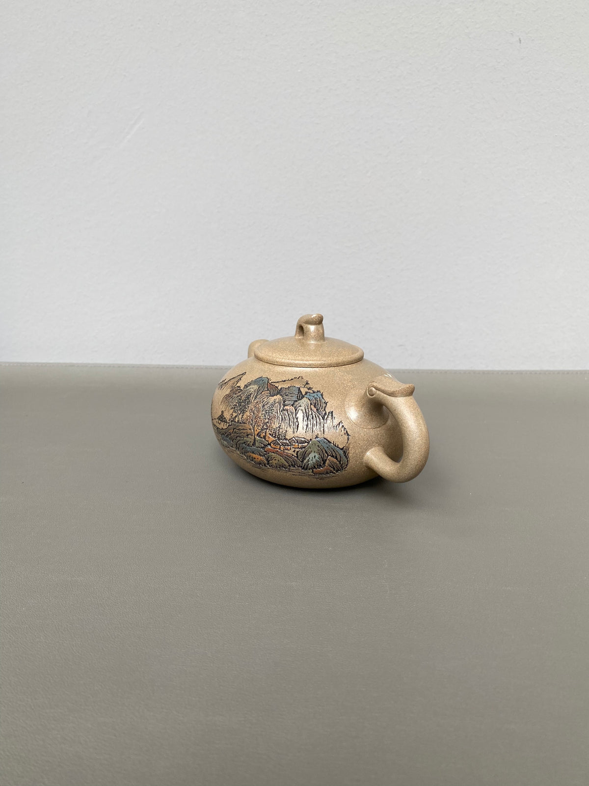 紫砂界彩刻山水标杆·李峰臻品《玉龙壶》礼藏双绝 传世重器！  ——原矿优质青段·320cc ——著名紫砂彩刻艺术家·李峰亲工