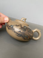 紫砂界彩刻山水标杆·李峰臻品《玉龙壶》礼藏双绝 传世重器！  ——原矿优质青段·320cc ——著名紫砂彩刻艺术家·李峰亲工