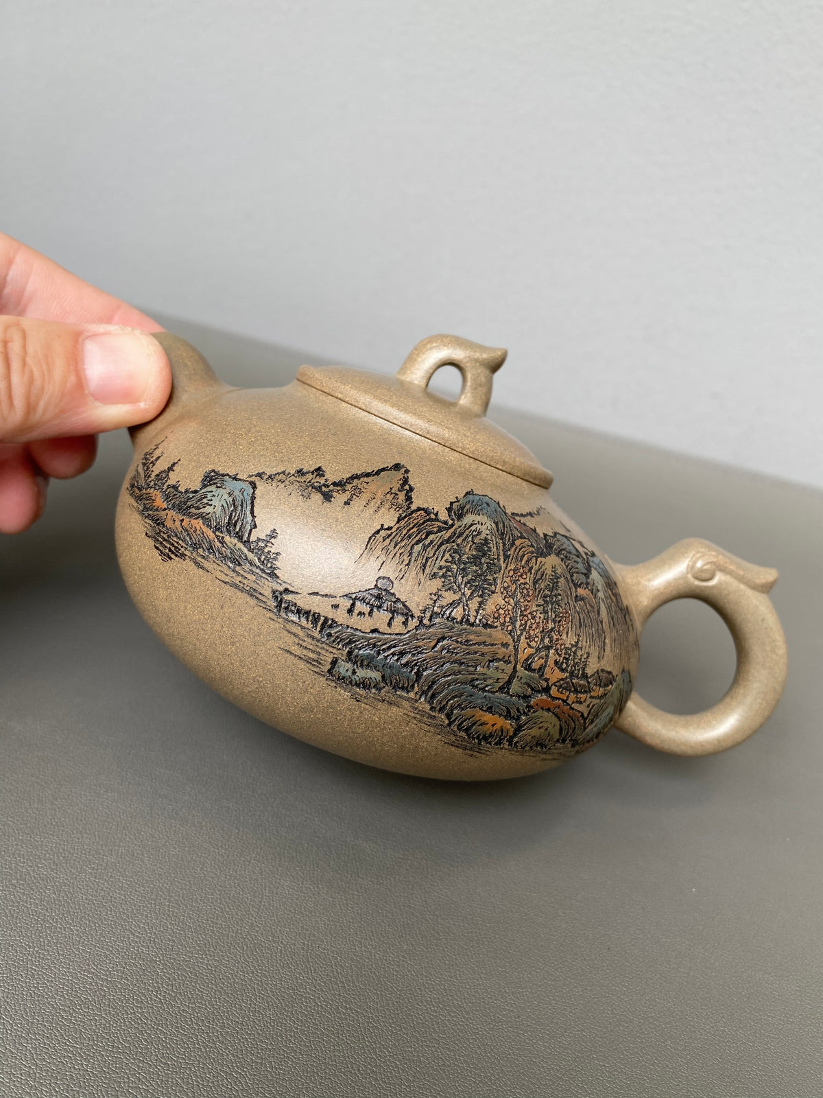 紫砂界彩刻山水标杆·李峰臻品《玉龙壶》礼藏双绝 传世重器！  ——原矿优质青段·320cc ——著名紫砂彩刻艺术家·李峰亲工