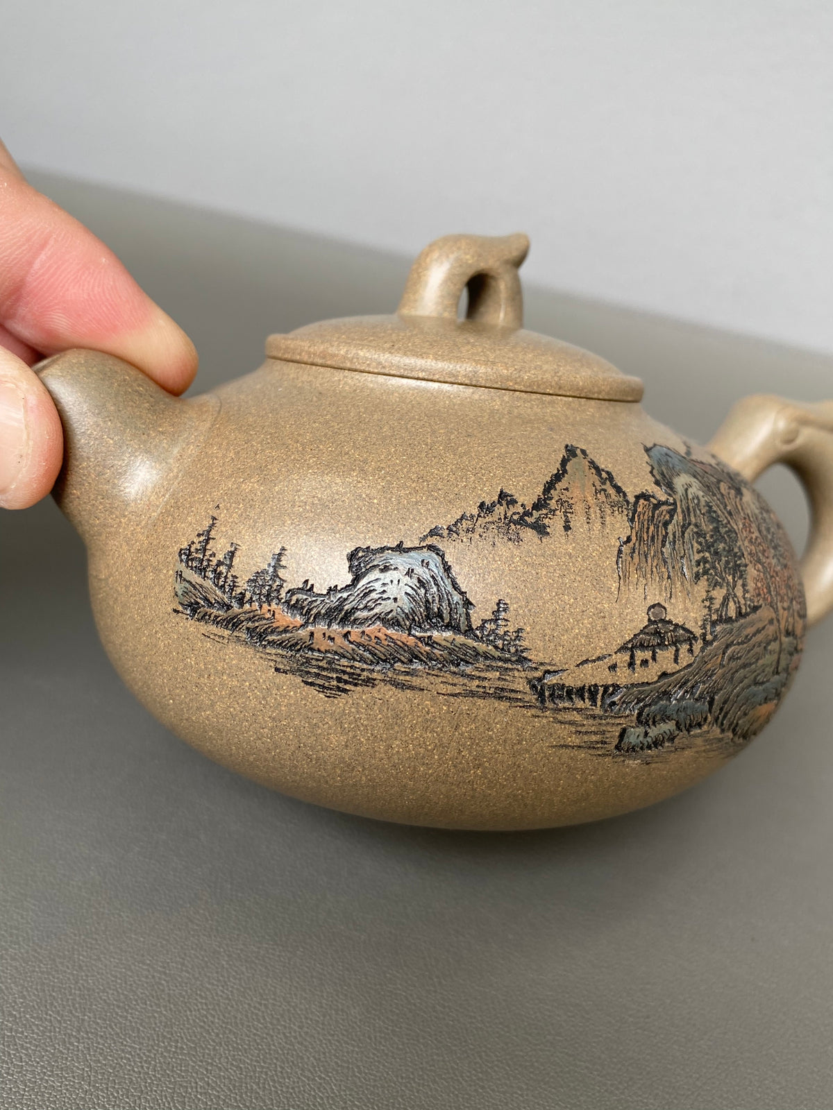 紫砂界彩刻山水标杆·李峰臻品《玉龙壶》礼藏双绝 传世重器！  ——原矿优质青段·320cc ——著名紫砂彩刻艺术家·李峰亲工