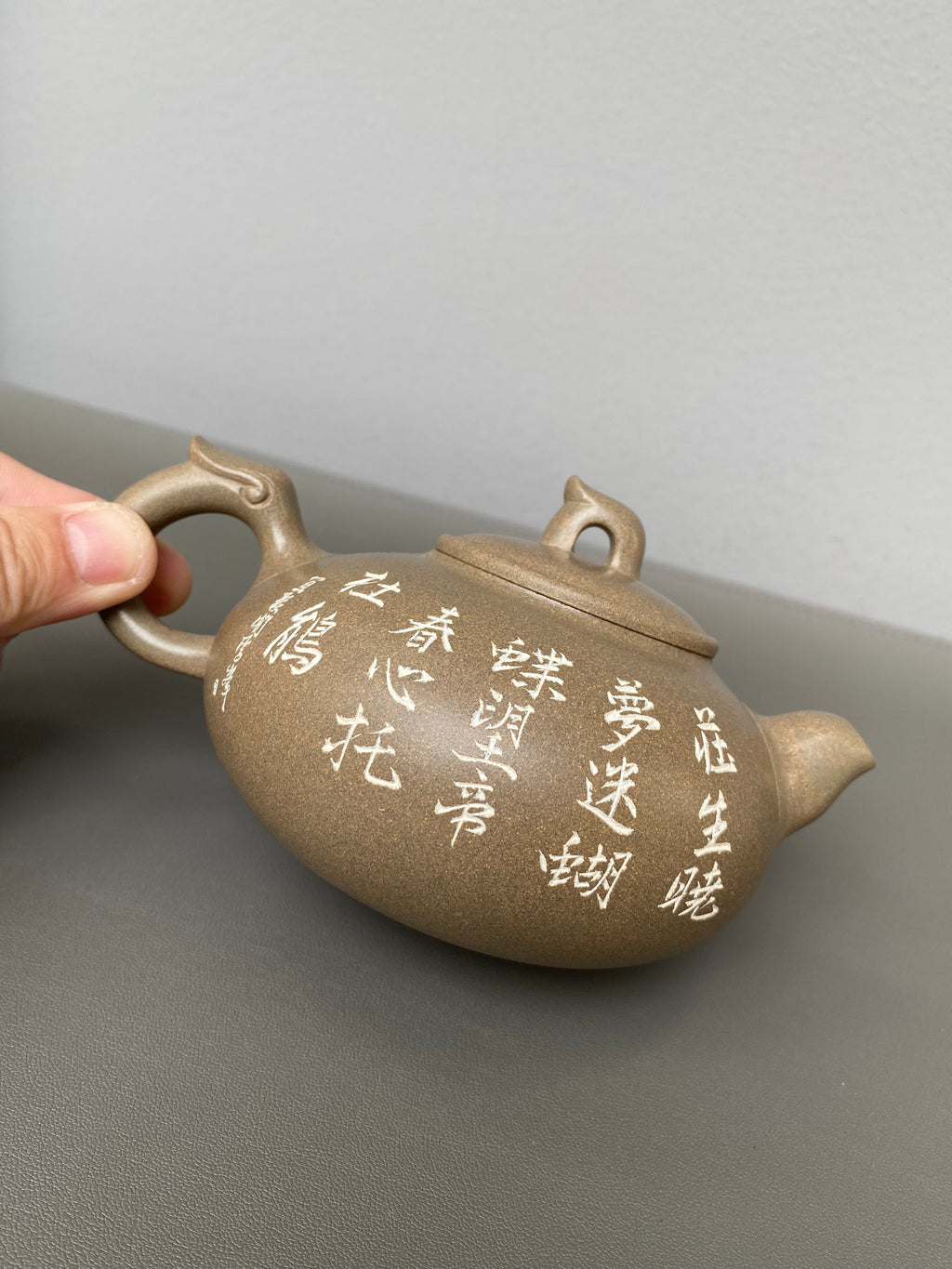 紫砂界彩刻山水标杆·李峰臻品《玉龙壶》礼藏双绝 传世重器！  ——原矿优质青段·320cc ——著名紫砂彩刻艺术家·李峰亲工