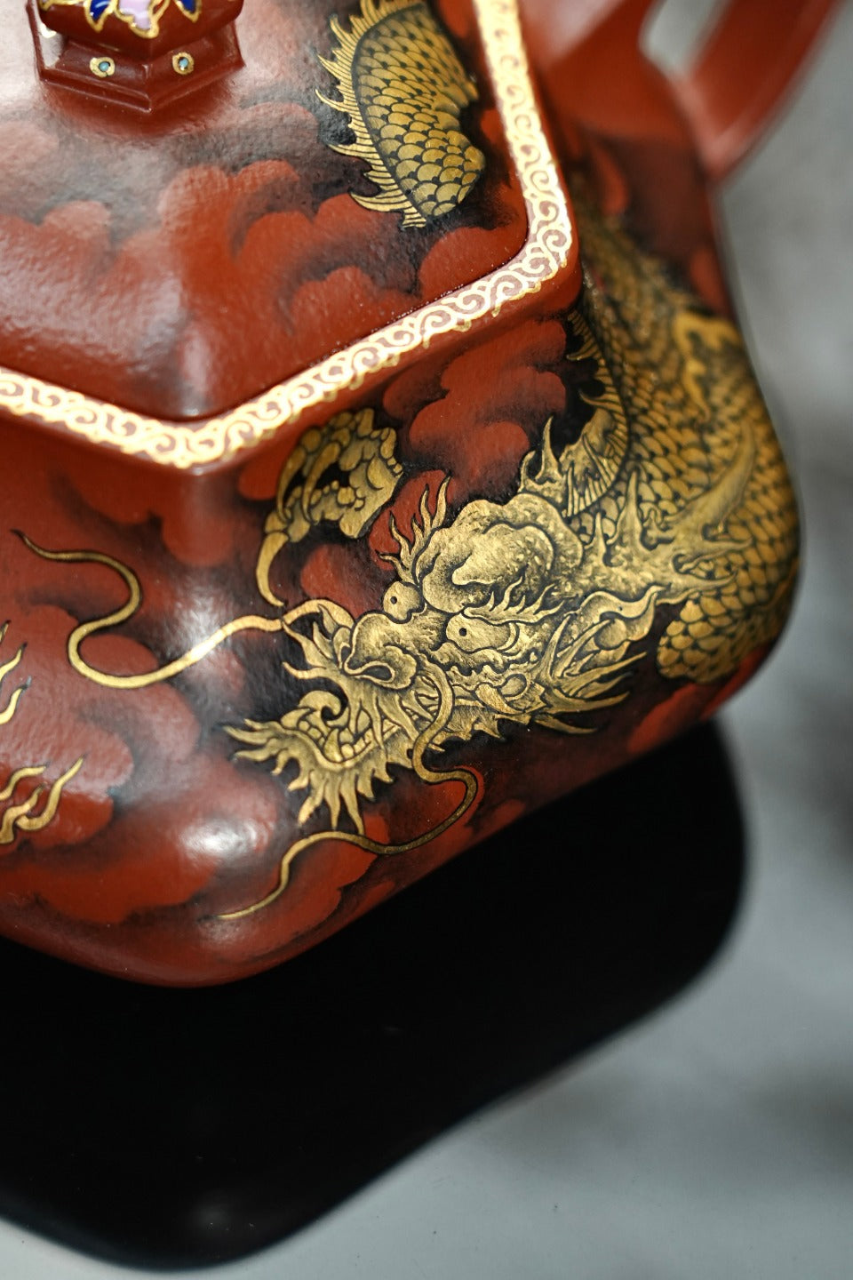 紫砂界80后方器标杆·耿浩巅峰臻品《闲者六方壶》礼藏传世，未来可期！（黄金墨龙）甄选原矿优质大红袍·200cc