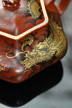 紫砂界80后方器标杆·耿浩巅峰臻品《闲者六方壶》礼藏传世，未来可期！（黄金墨龙）甄选原矿优质大红袍·200cc
