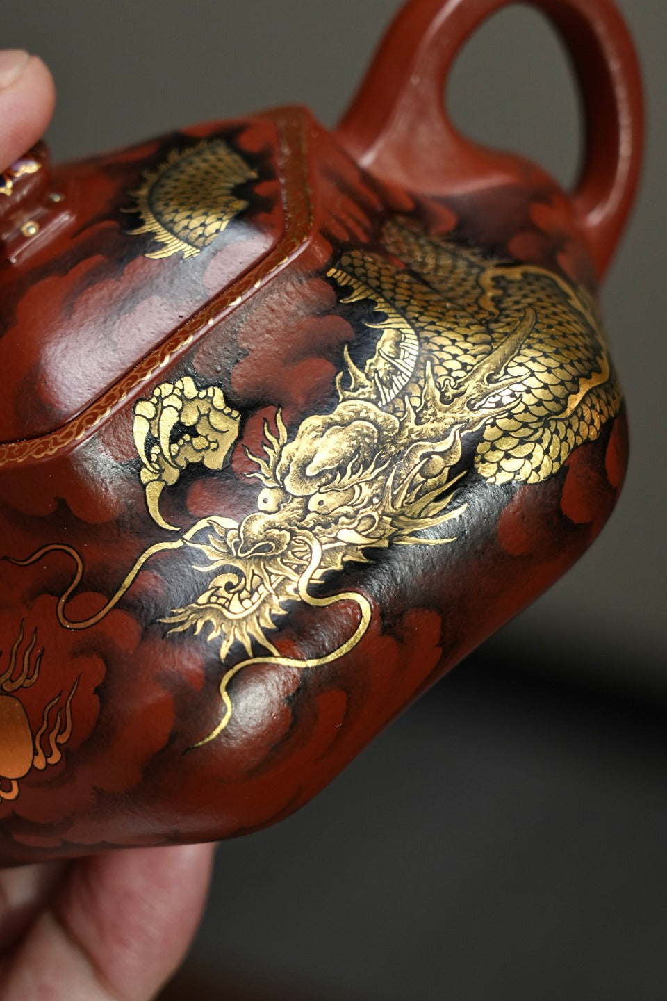 紫砂界80后方器标杆·耿浩巅峰臻品《闲者六方壶》礼藏传世，未来可期！（黄金墨龙）甄选原矿优质大红袍·200cc