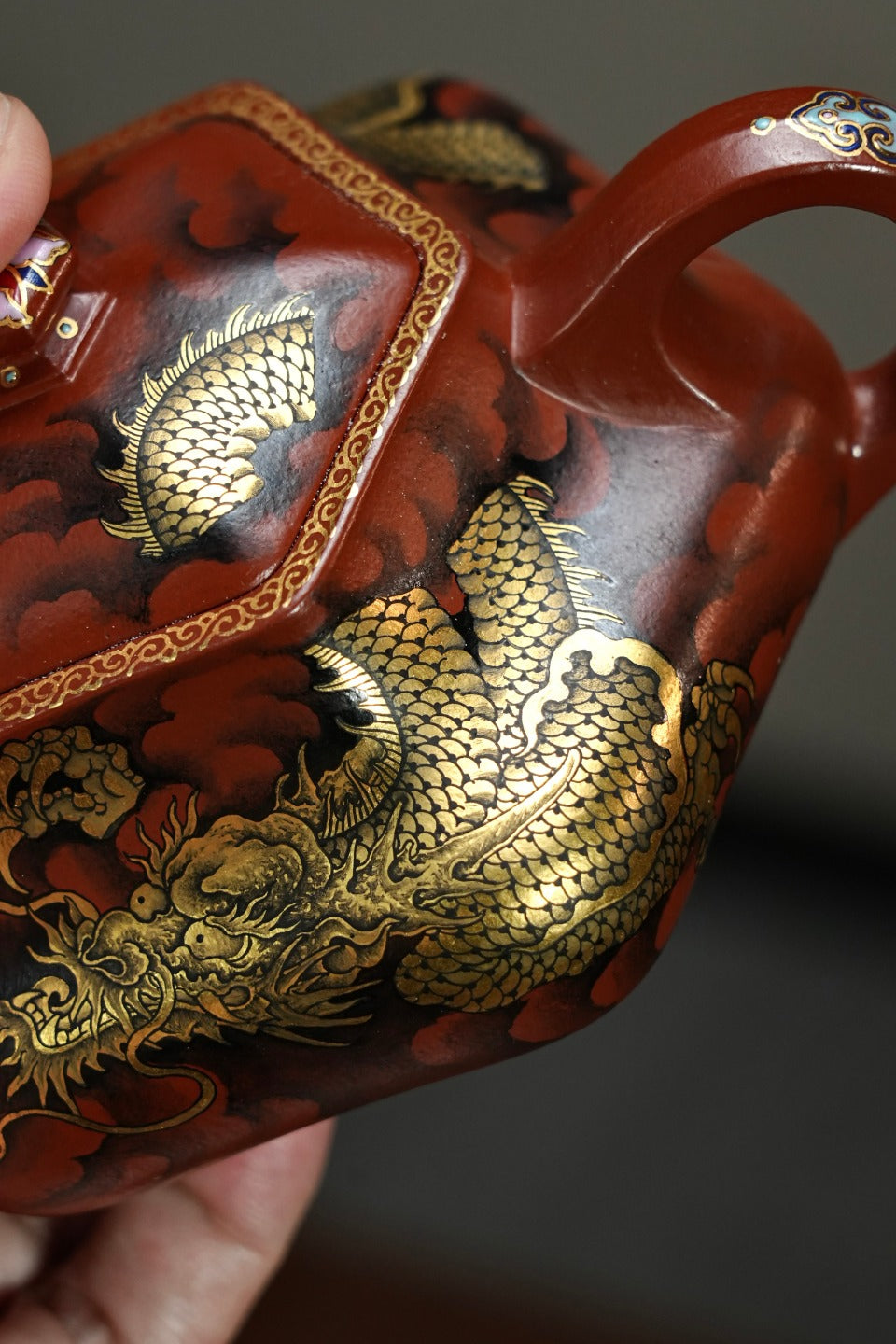 紫砂界80后方器标杆·耿浩巅峰臻品《闲者六方壶》礼藏传世，未来可期！（黄金墨龙）甄选原矿优质大红袍·200cc